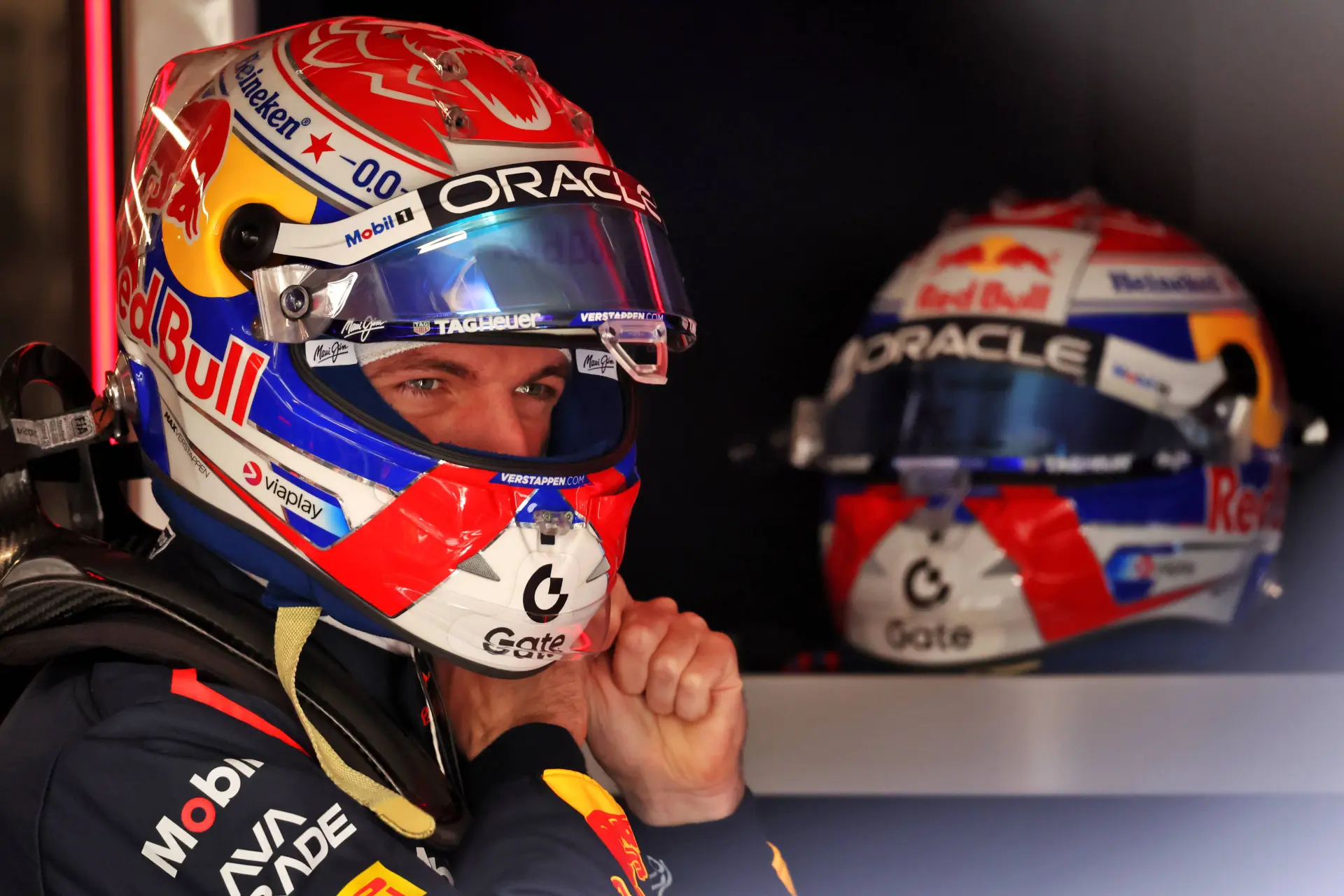 F1 LIVE| Code rood na crash Piastri in Wall of Champions, Verstappen nog steeds binnen