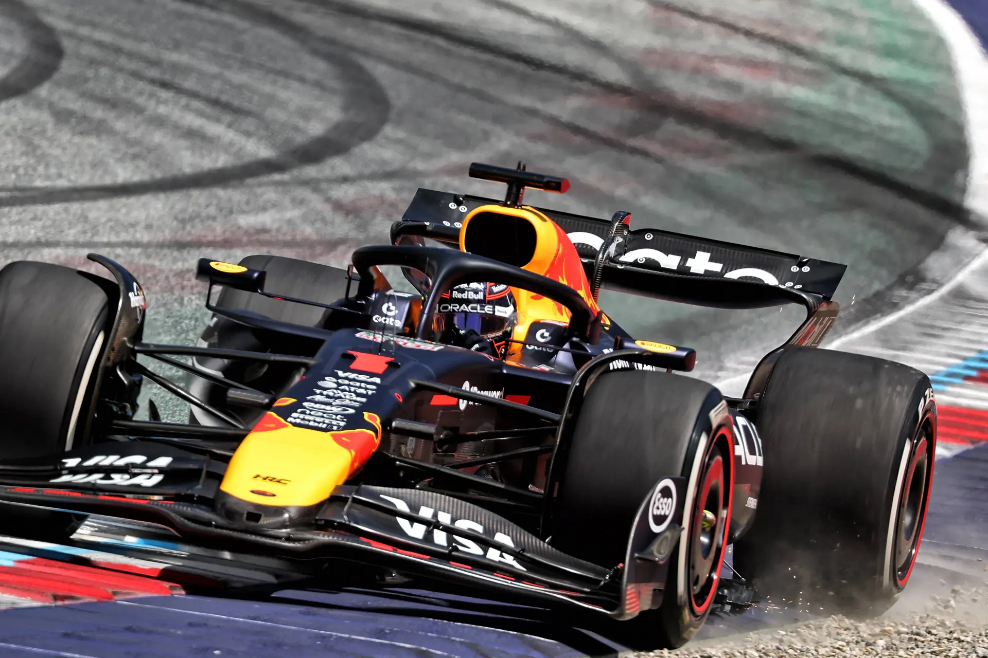 Max Verstappen komt goed weg met flinke spin in Oostenrijk