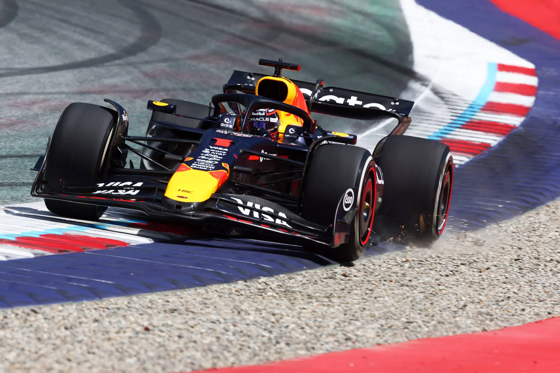 Sterke Max Verstappen houdt zicht op McLarens, Norris toont spierballen in Oostenrijk