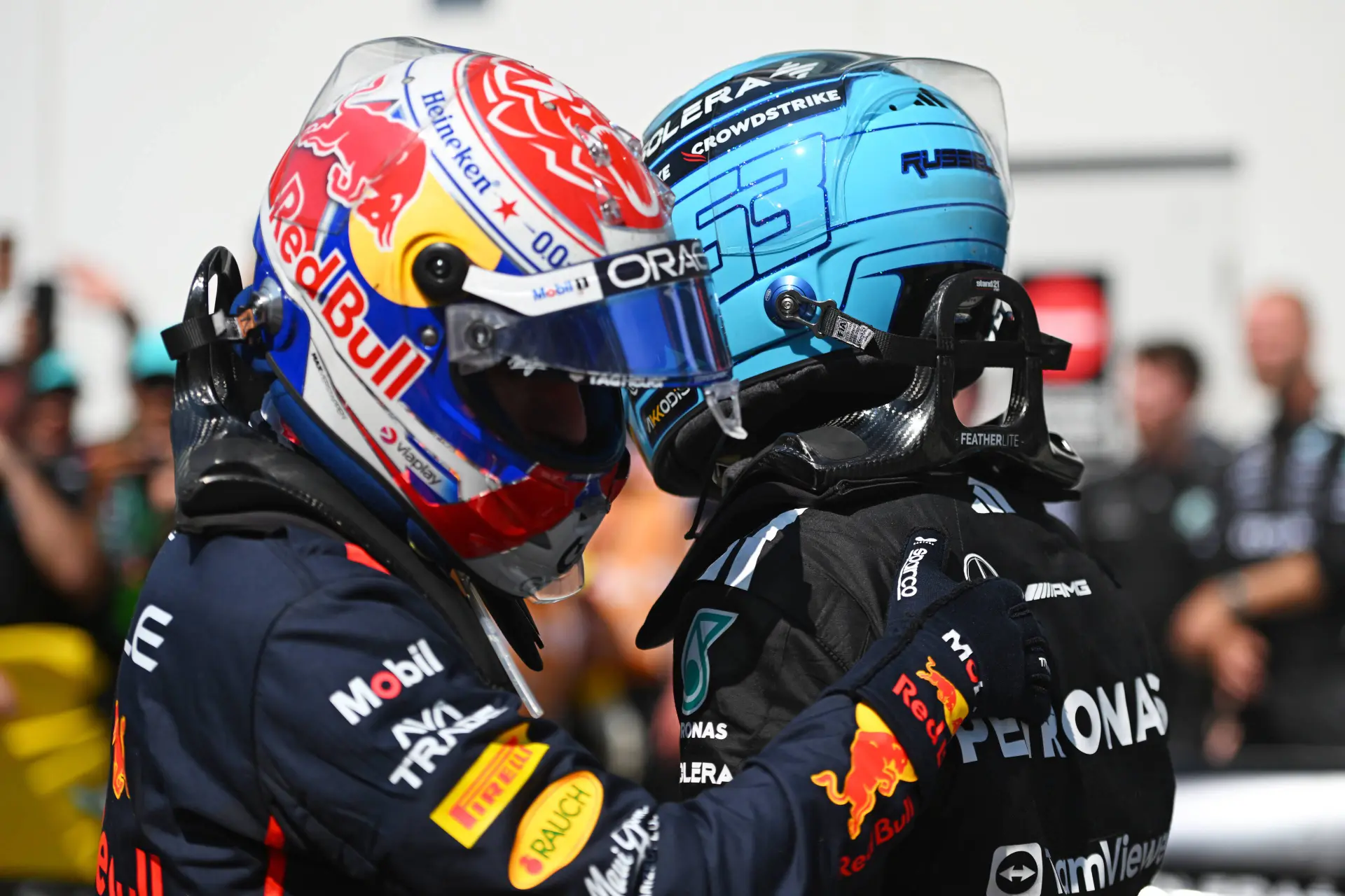 Russell prijst zichzelf en Verstappen: 'Ik snap niet hoe wij dat doen'