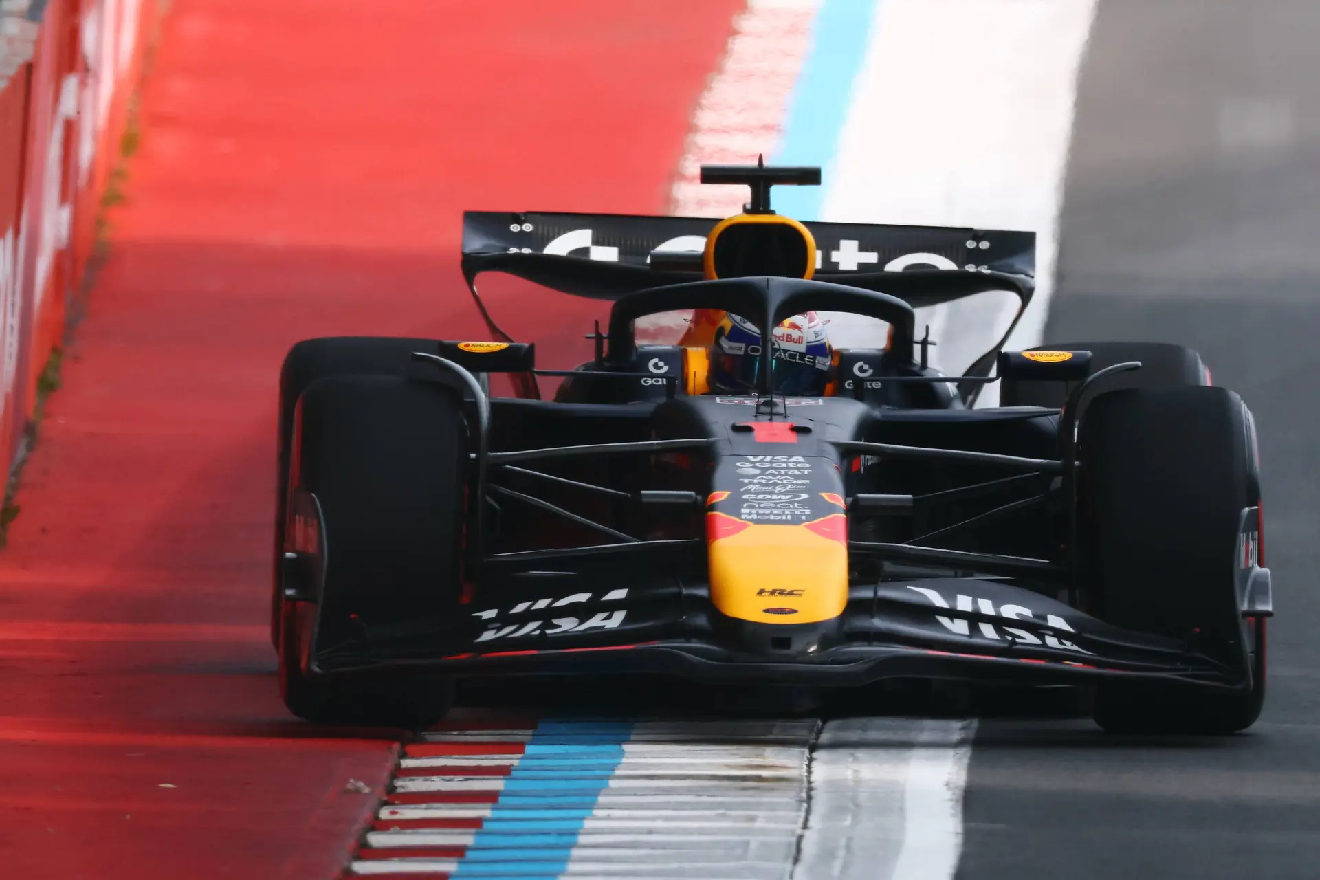 Worstelende Verstappen ziet toe hoe Russell en McLaren zich herpakken in Canada