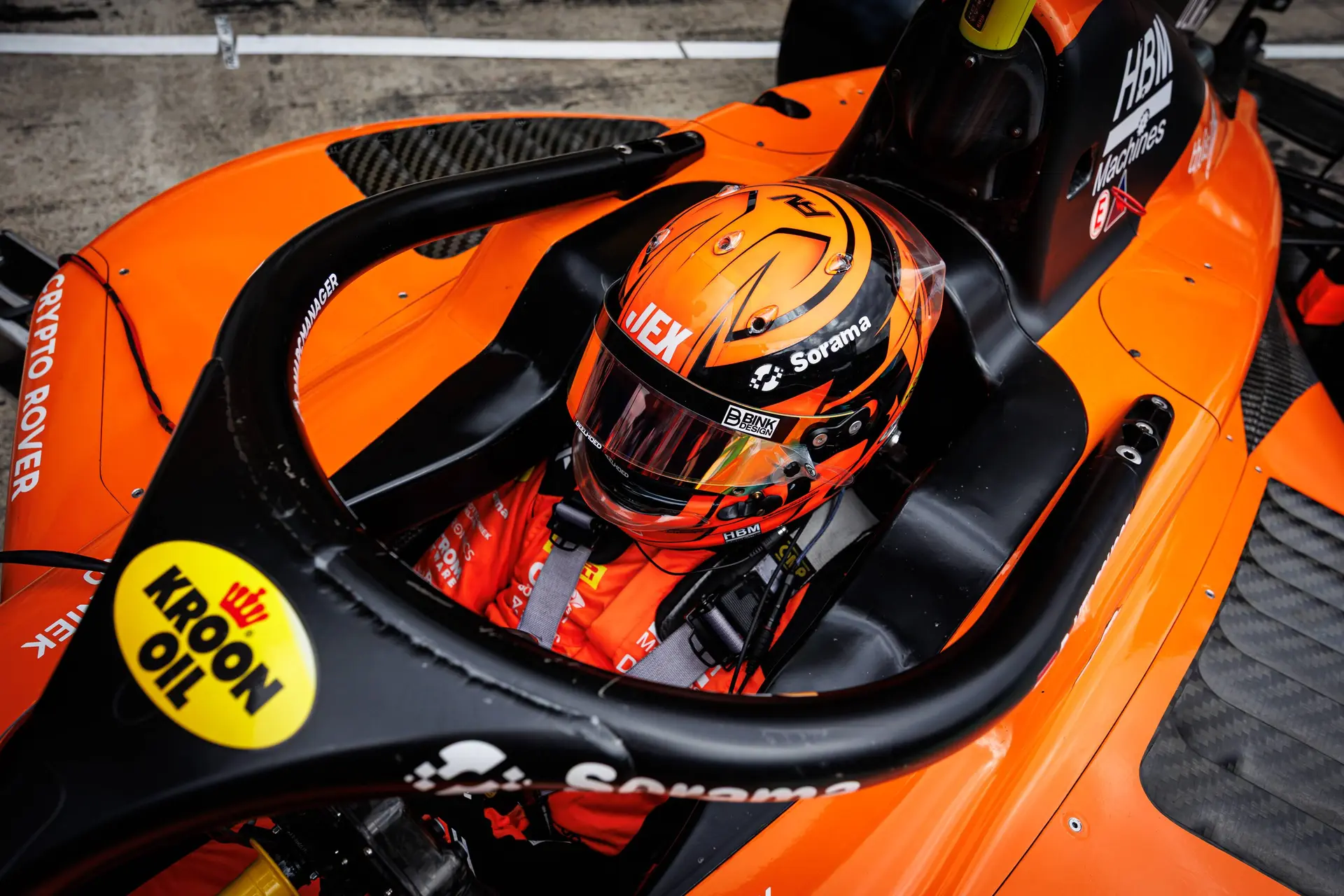 Bekijk hier het zinderende gevecht tussen de oppermachtige McLaren-coureurs, zonder Verstappen