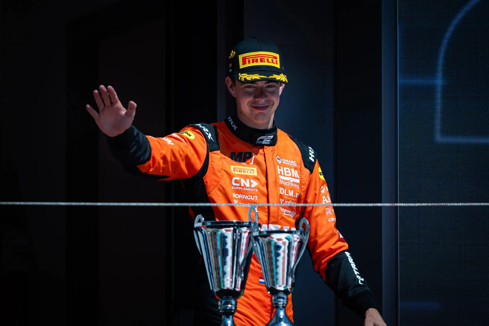 Dutchman wins chaotic race in Qatar and cuts gap in the Standings