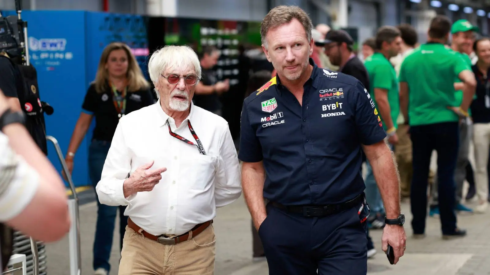 Ecclestone verwerpt Horner-geruchten: 'Hamilton wint nog eerder zijn achtste titel'