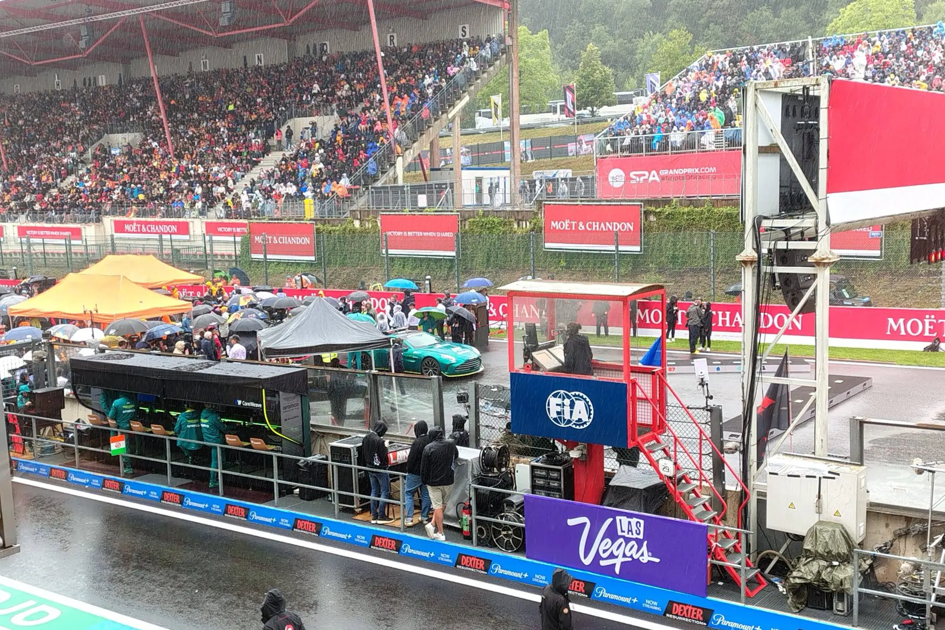 Start GP België uitgesteld na hevige regenval: rode vlag en nog geen starttijd