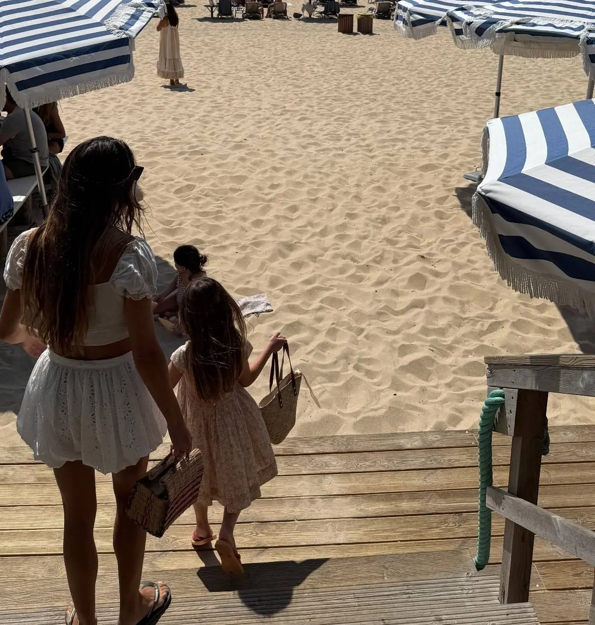 Kelly Piquet geniet alvast van vakantie met dochter Penelope
