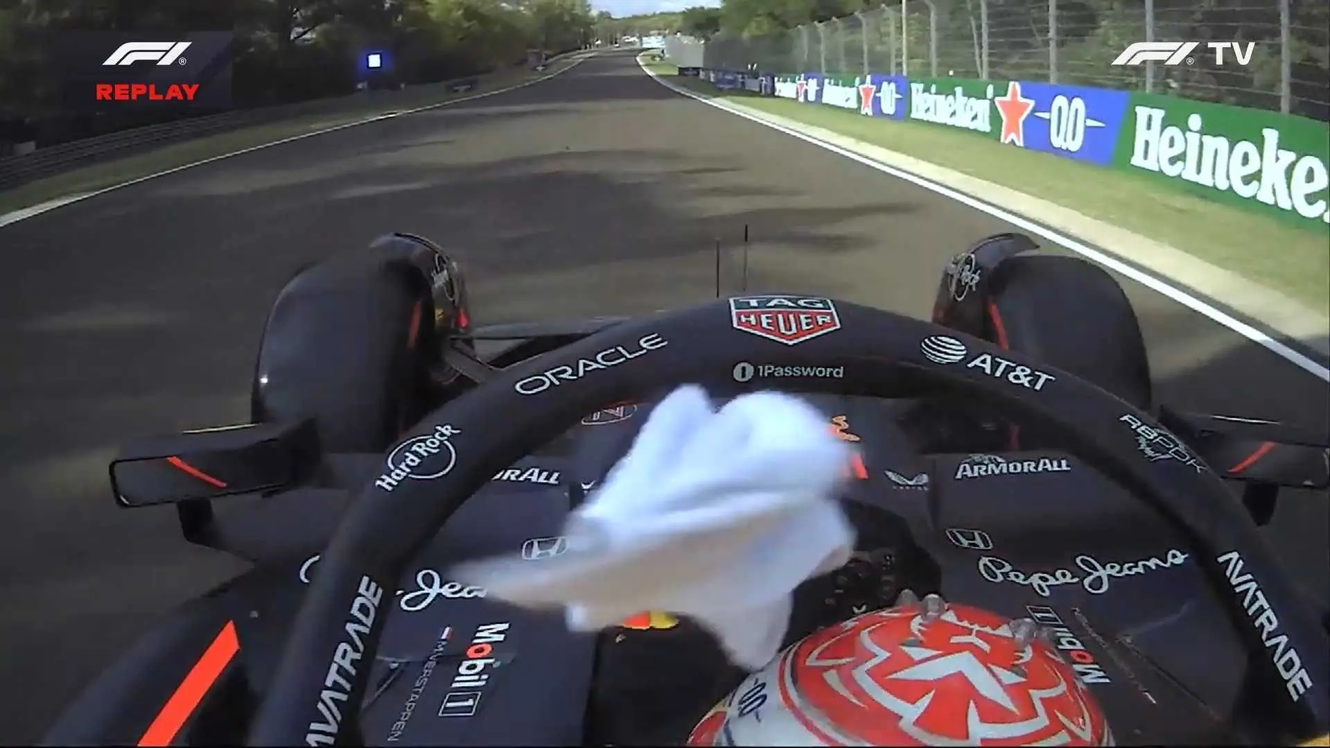FIA velt oordeel over vreemd incident Verstappen: dit is het gevolg van de 'handdoek-worp'