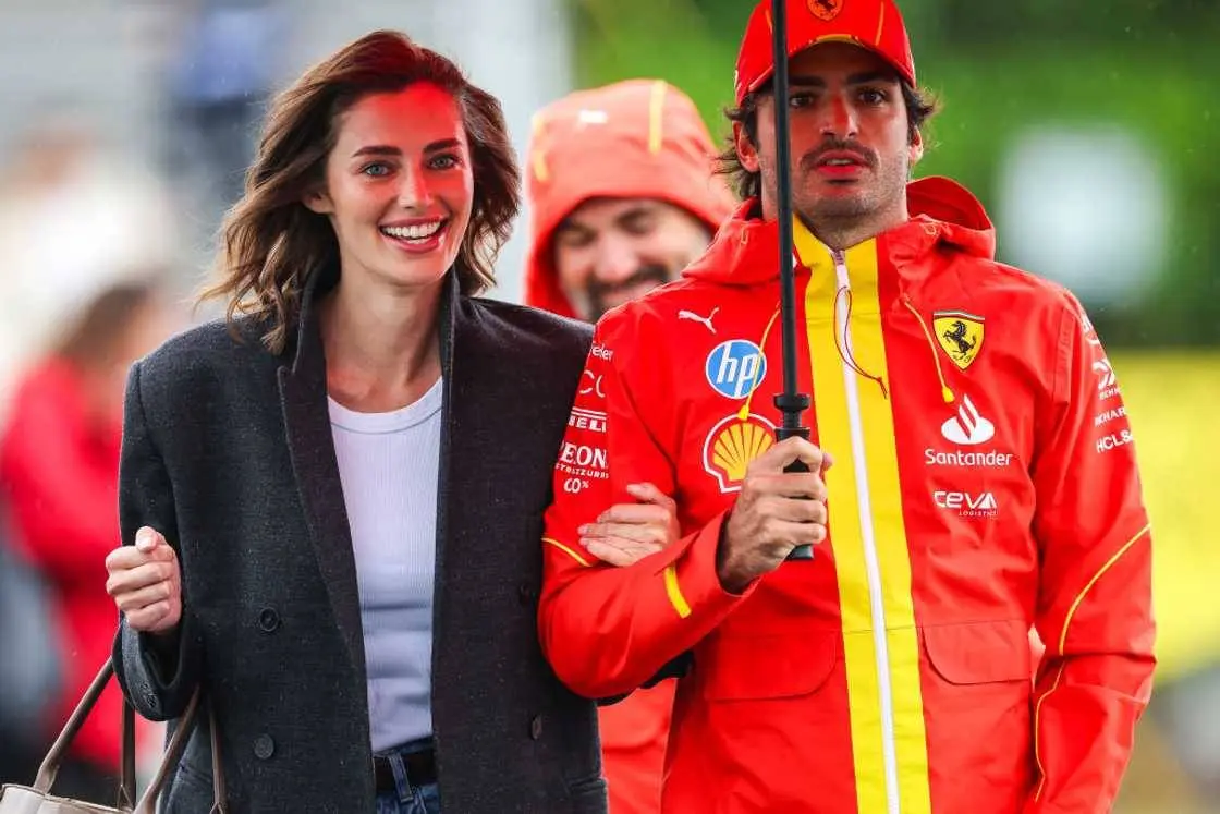 Wie is Rebecca Donaldson, de vriendin van Carlos Sainz?