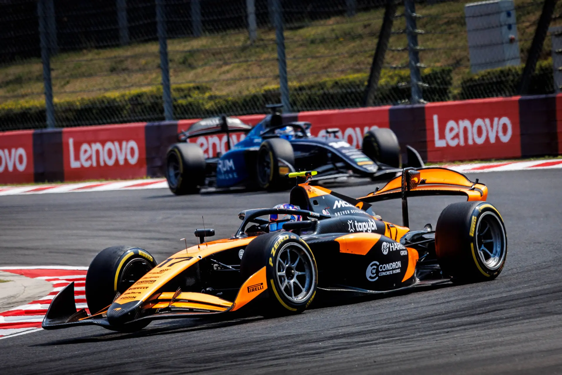 McLaren-coureur woedend op stewards na ‘belachelijke’ straf en verlies zege