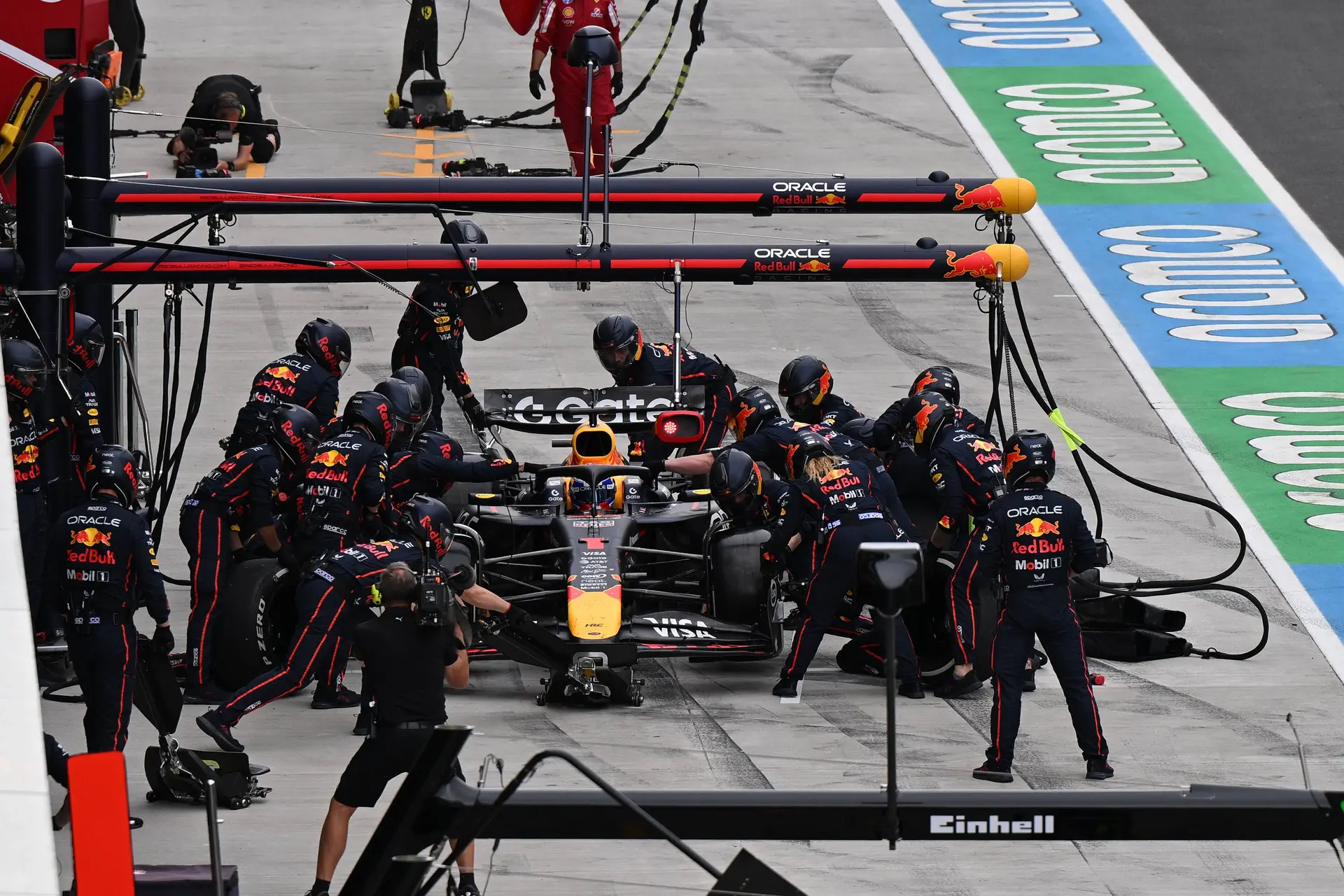 'Cadillac aast met dikke cheques op personeel van Red Bull Racing'