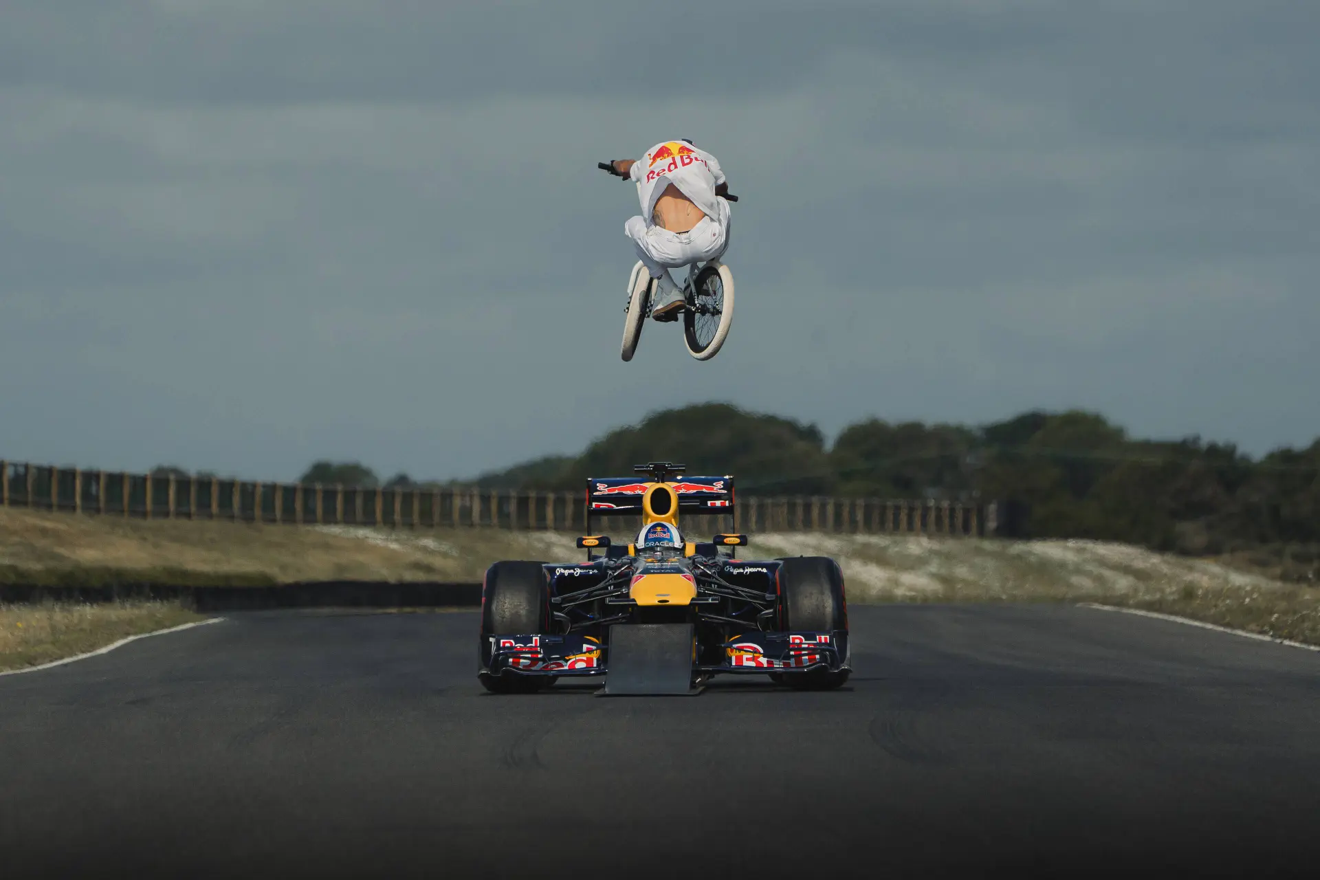 Met een fiets over een rijdende Red Bull F1-auto springen: Episch of gaat het gruwelijk mis?