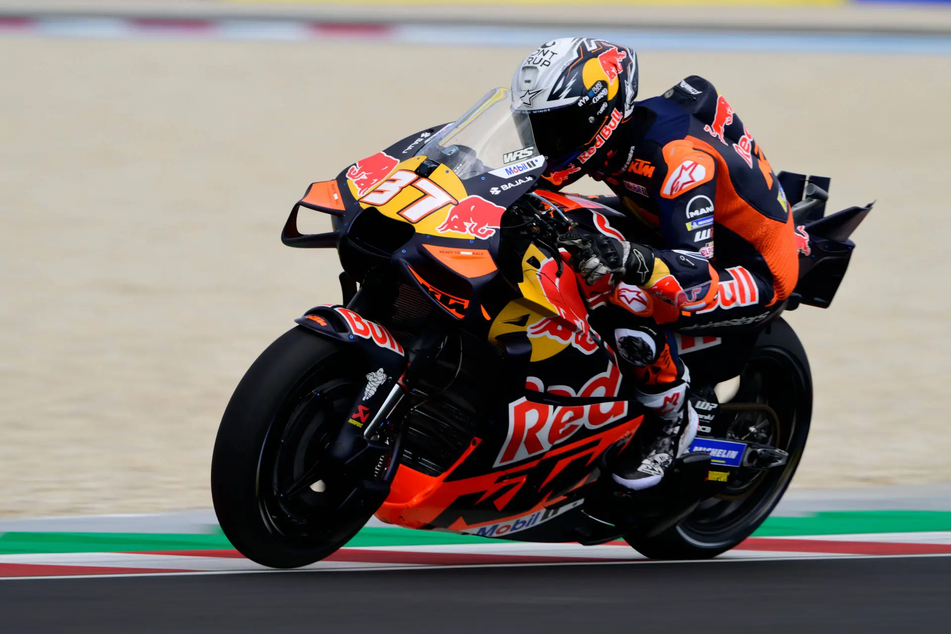 Cameraman bijna geraakt door rondvliegende motor na bizarre crash in MotoGP