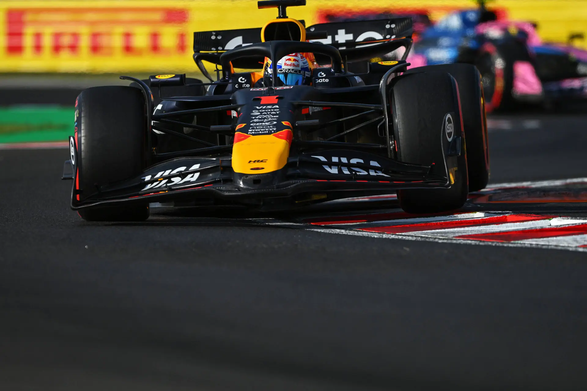 Verstappen rijdt kleurloze race in Hongarije, Leclerc ziedend om verloren zege