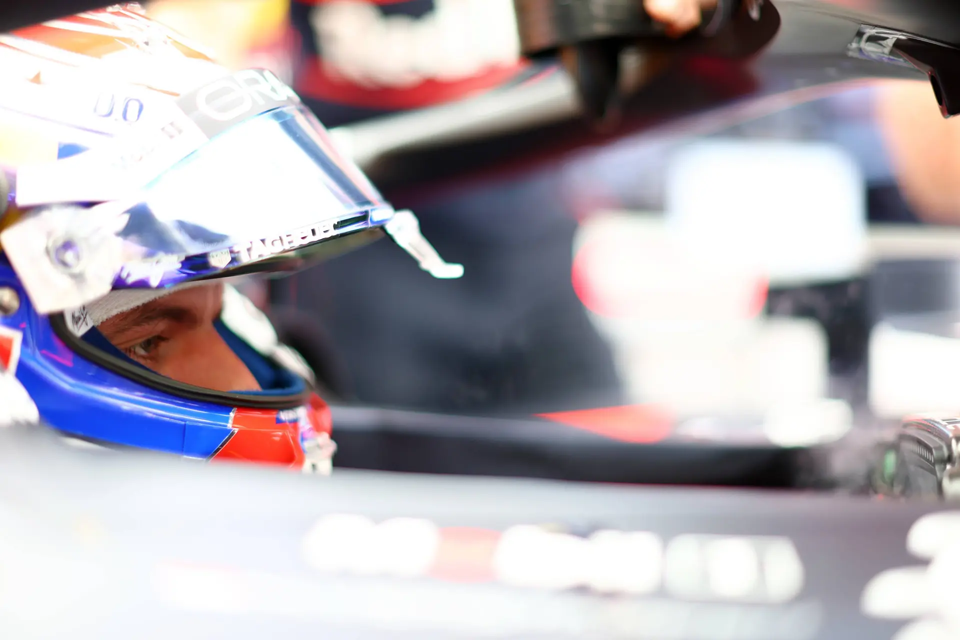 The Red Bull falters, the Racing Bull obeys: would Verstappen have been better off there?