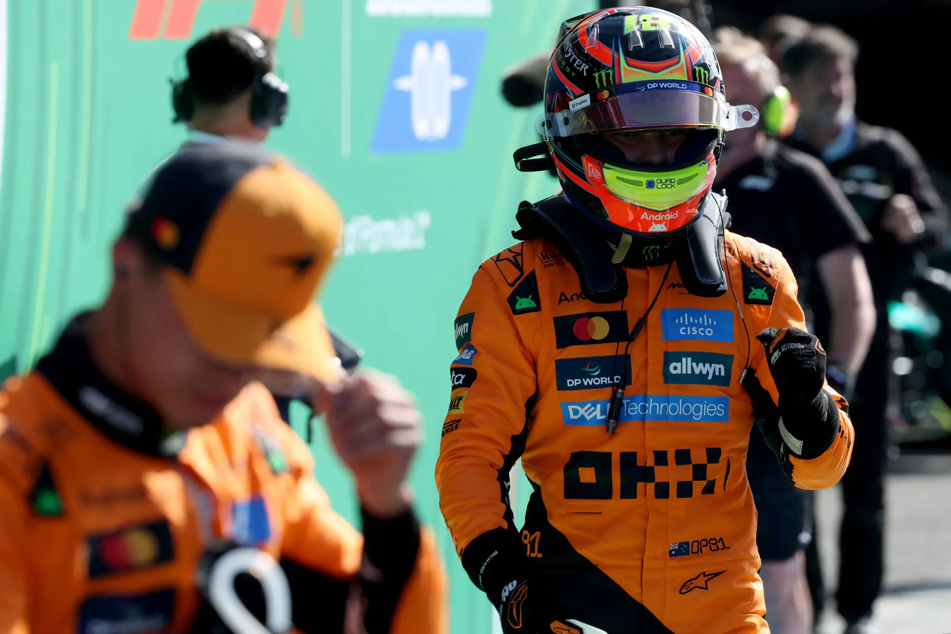 McLaren-coureurs crashen met elkaar, Verstappen profiteert optimaal