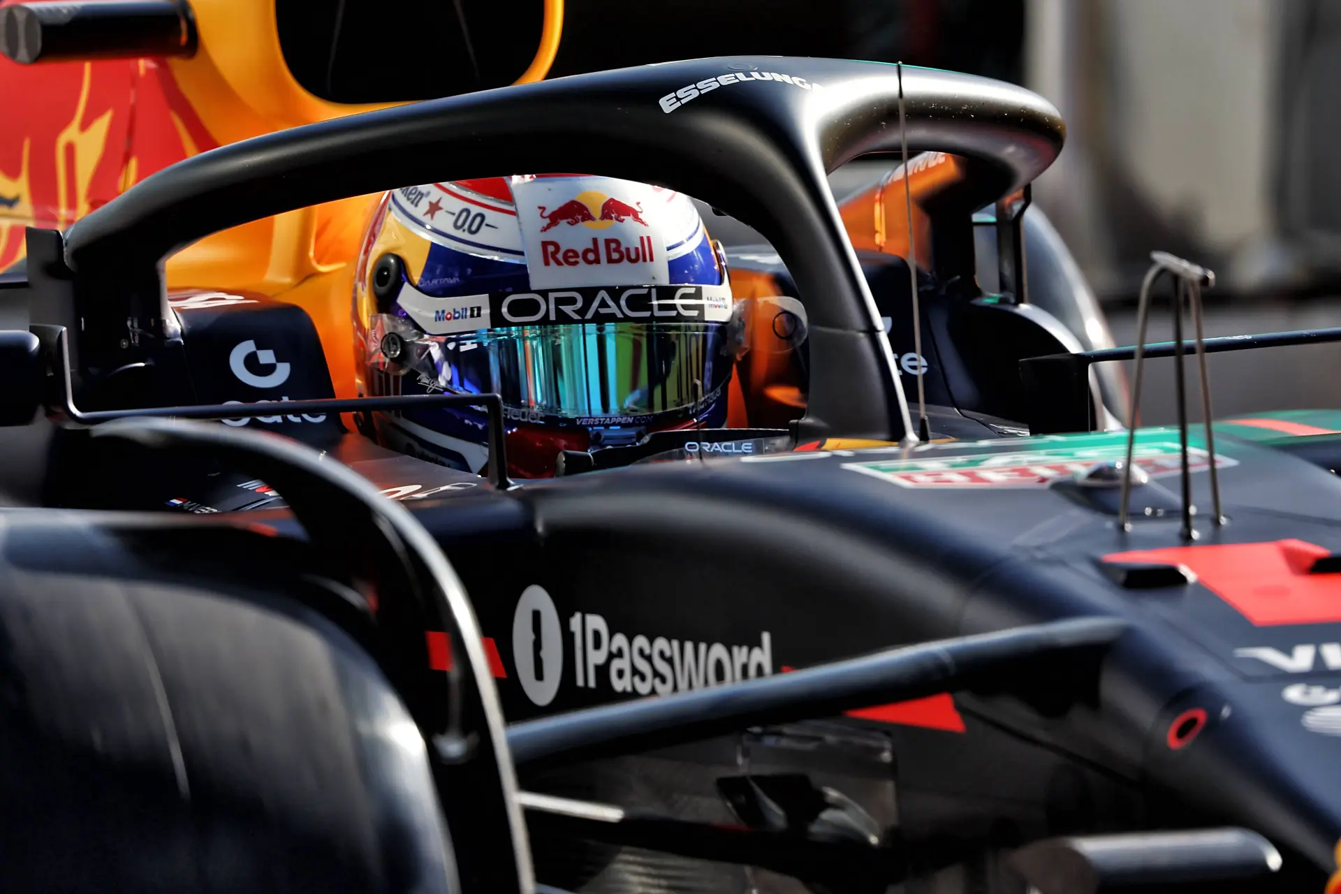 Verstappen gespot met ring om zijn vinger in Italië