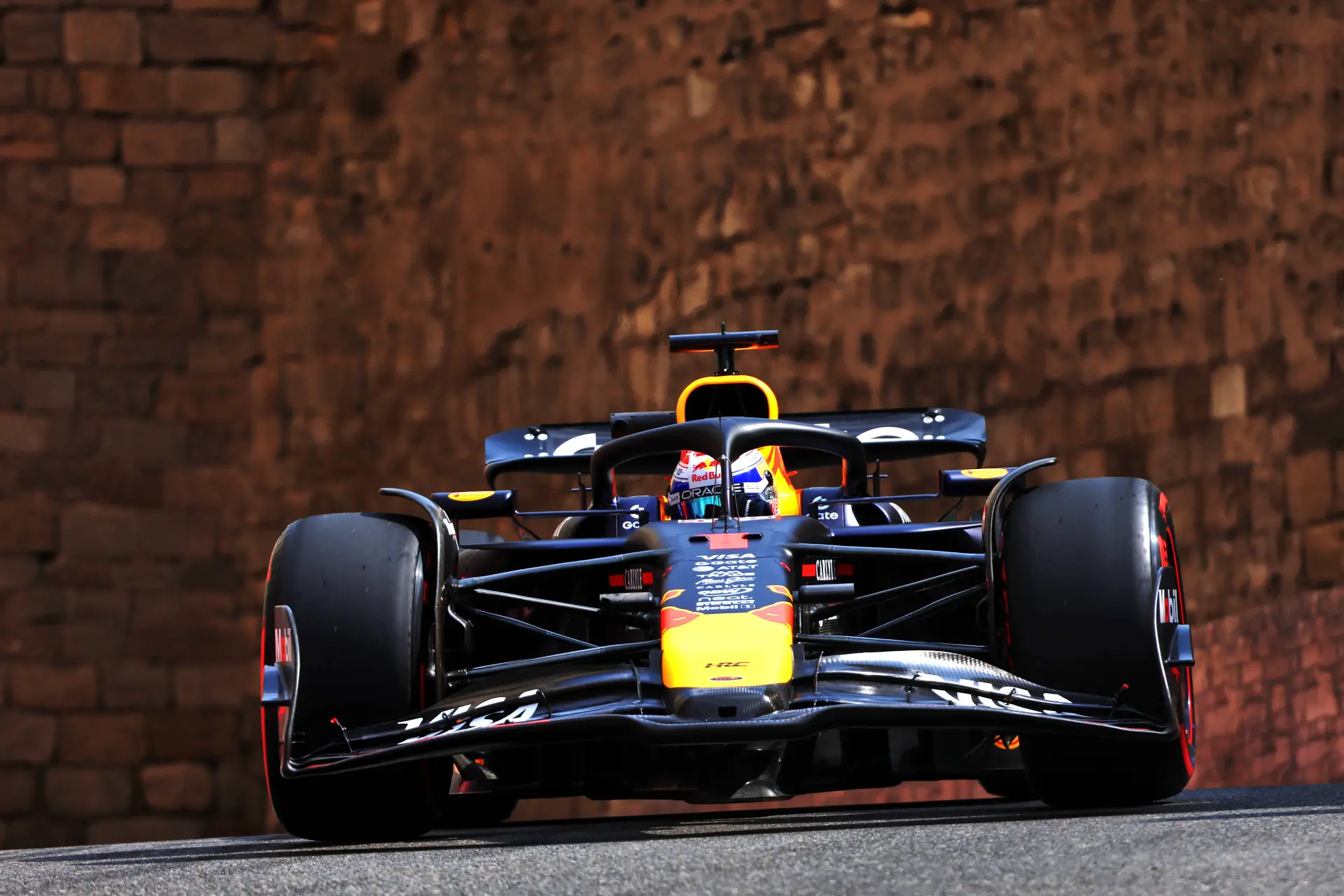 Uitslag VT2 Baku | Verstappen zesde, beide McLarens raken de muur