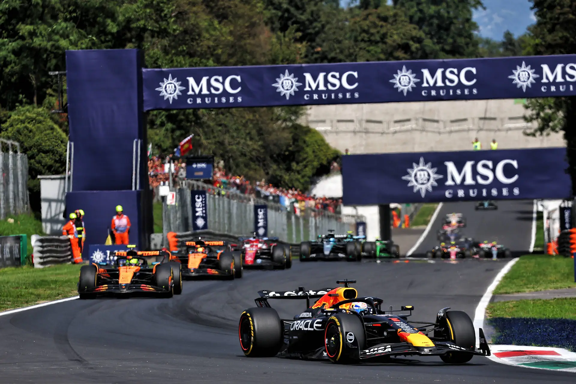 Verstappen gibt die Führung an Norris ab, um Strafe zu vermeiden, holt sie sich aber mit gewagtem Manöver zurück