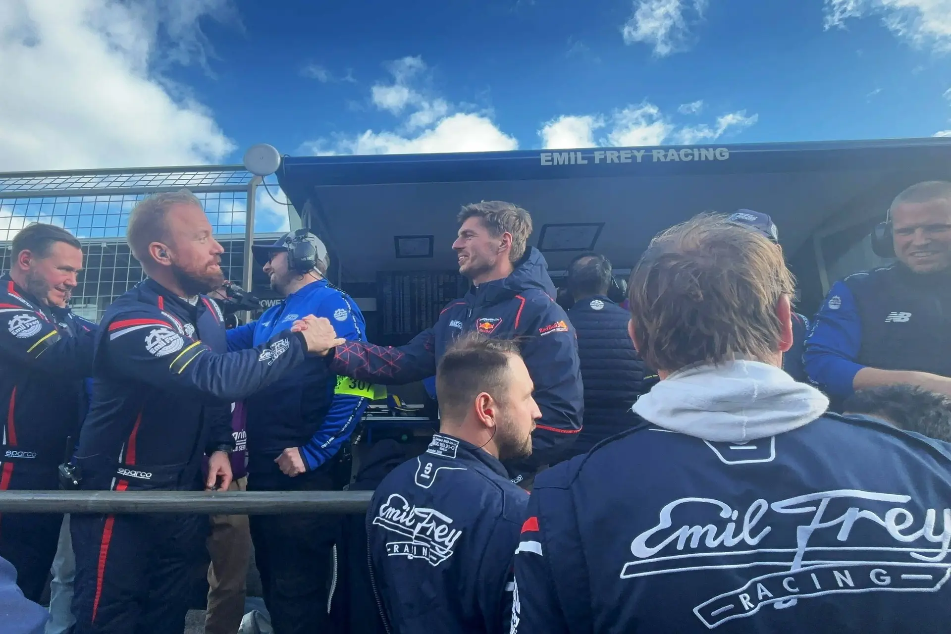 Verstappen viert overwinning op de Nordschleife met zijn team