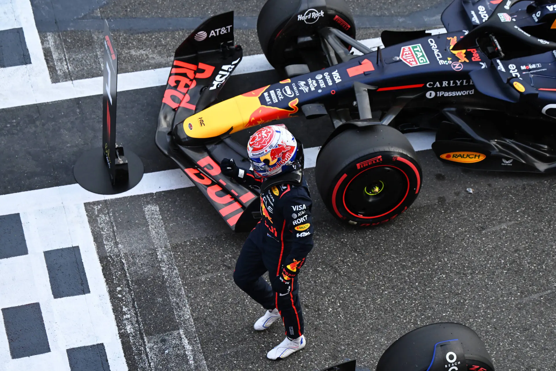 Fans gaan los op 'PTSS-nummer' van Verstappen in Baku