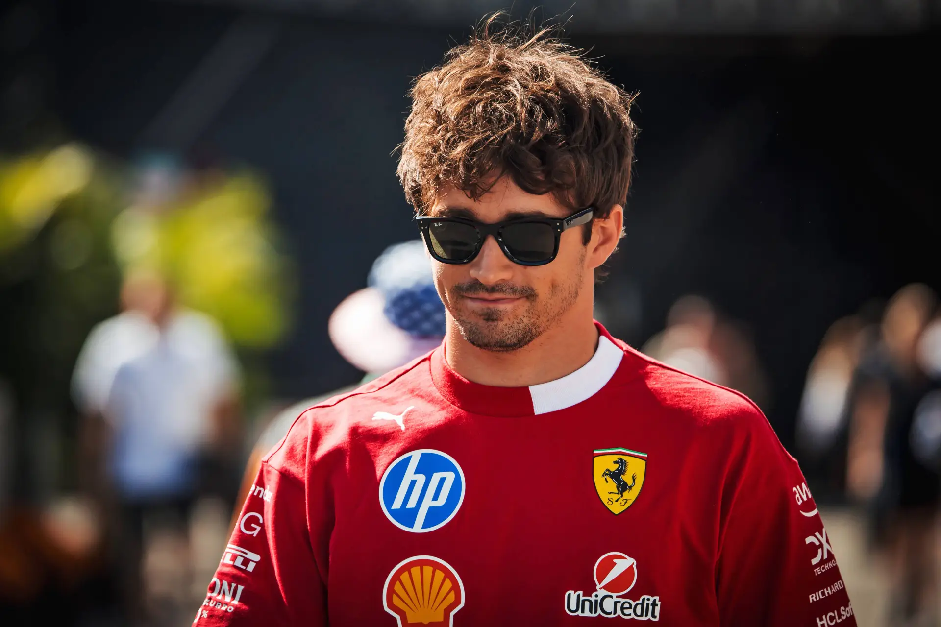 Leclercs ernüchternde Ferrari-Aussage, während sich die McLaren-Erwartungen bestätigen.