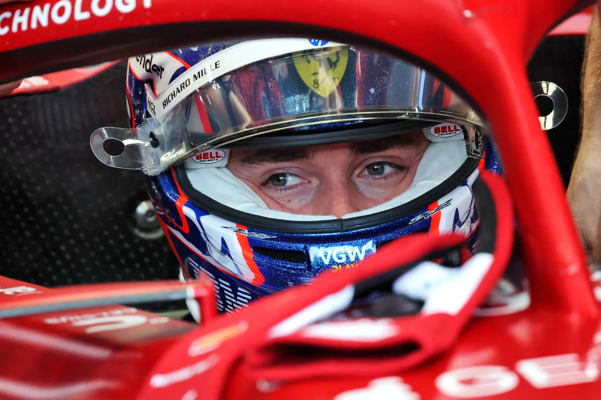 Leclerc kijkt met jaloezie naar Verstappen en Red Bull