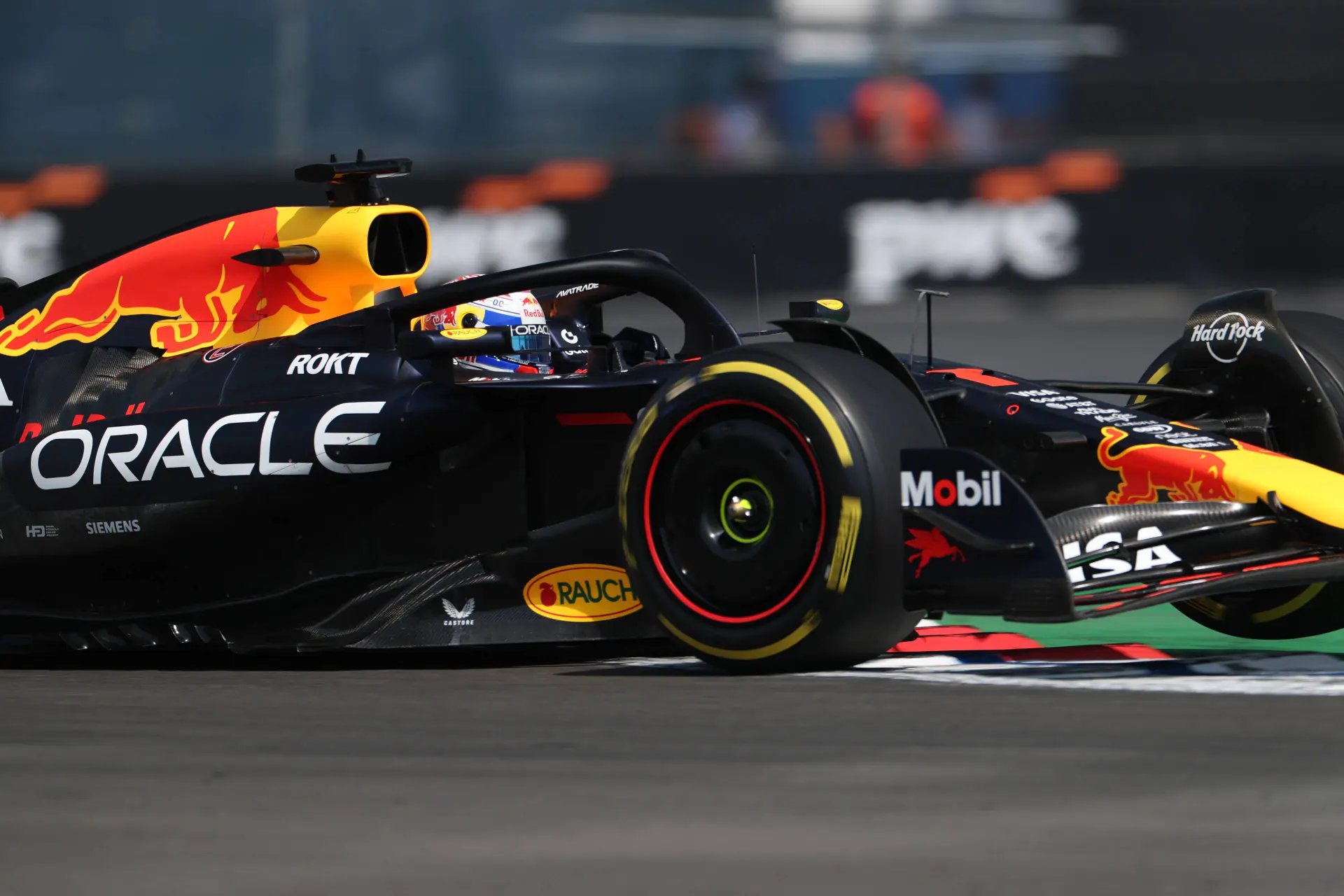 Woedende Russell eist straf voor Verstappen na incident in GP Mexico