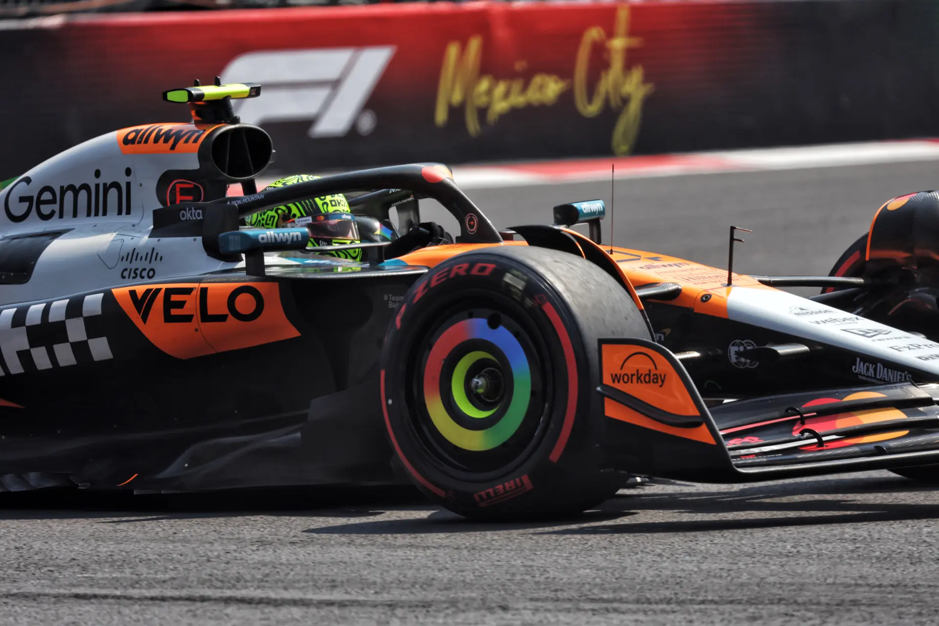 F1 LIVE | Norris in control ahead of Leclerc and a charging Verstappen
