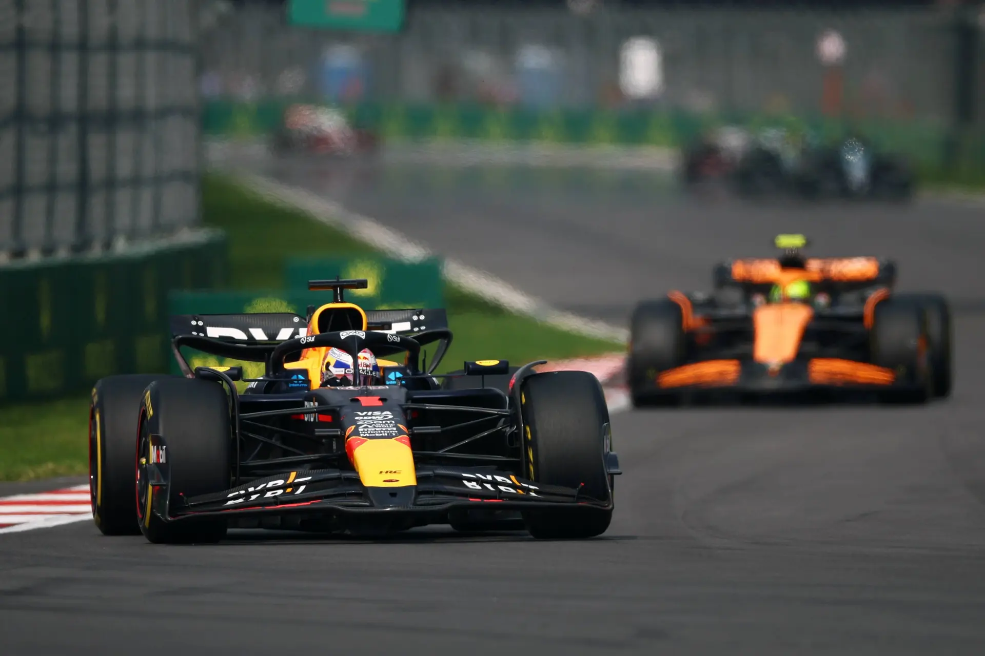 F1 LIVE | Max Verstappen stapt voor het eerst achter het stuur in Mexico