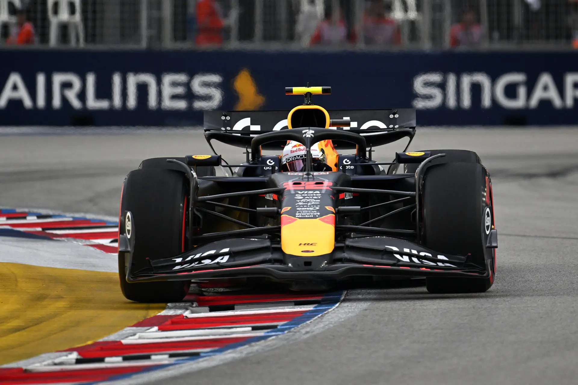 F1 LIVE | Piastri leads, what a disaster between Norris and Leclerc!