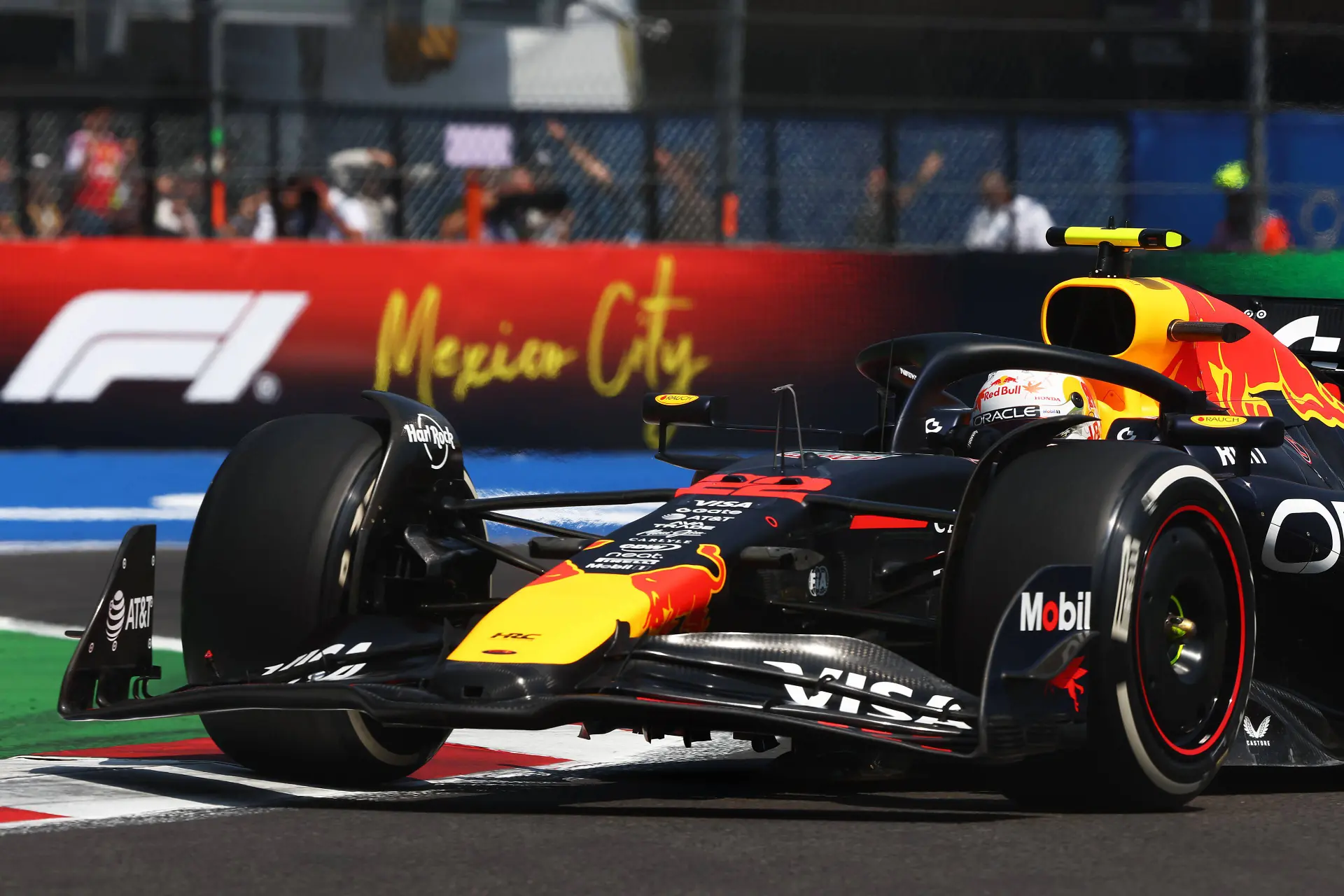 Uitslag VT1 Mexico-Stad | Verstappen ontbreekt, Leclerc de snelste