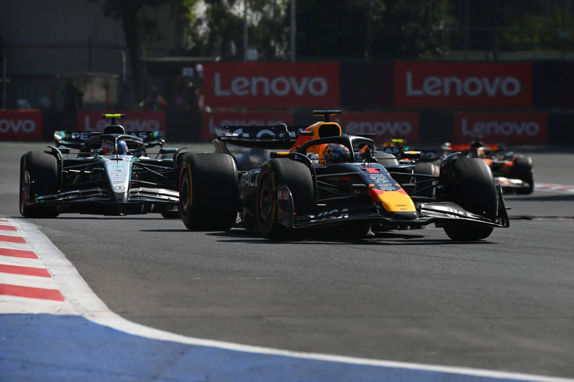 Norris pakt WK-leiding, Verstappen loopt weer in in de stand