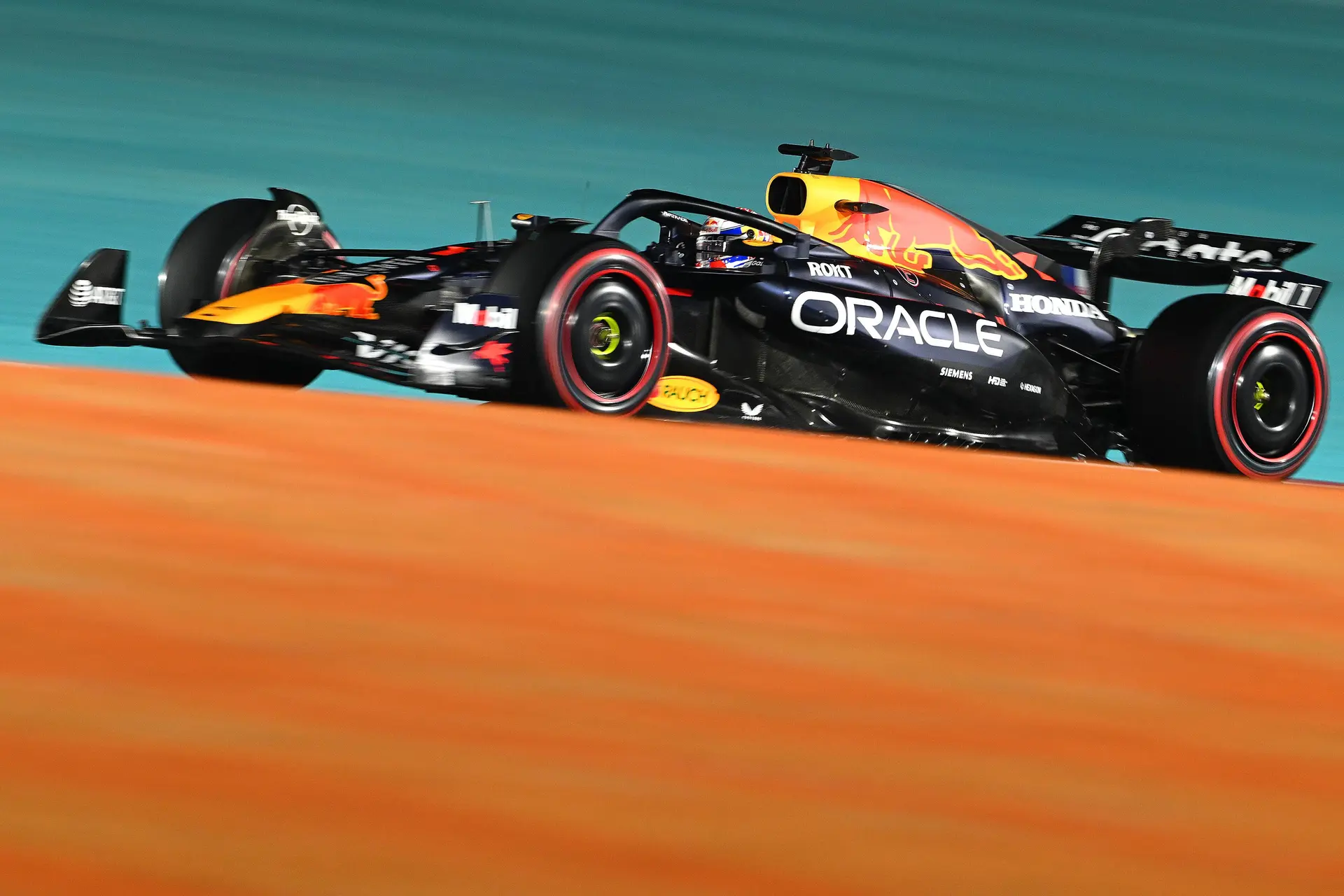 Verstappen direct voorbij aan Norris in belangrijke race in titelstrijd
