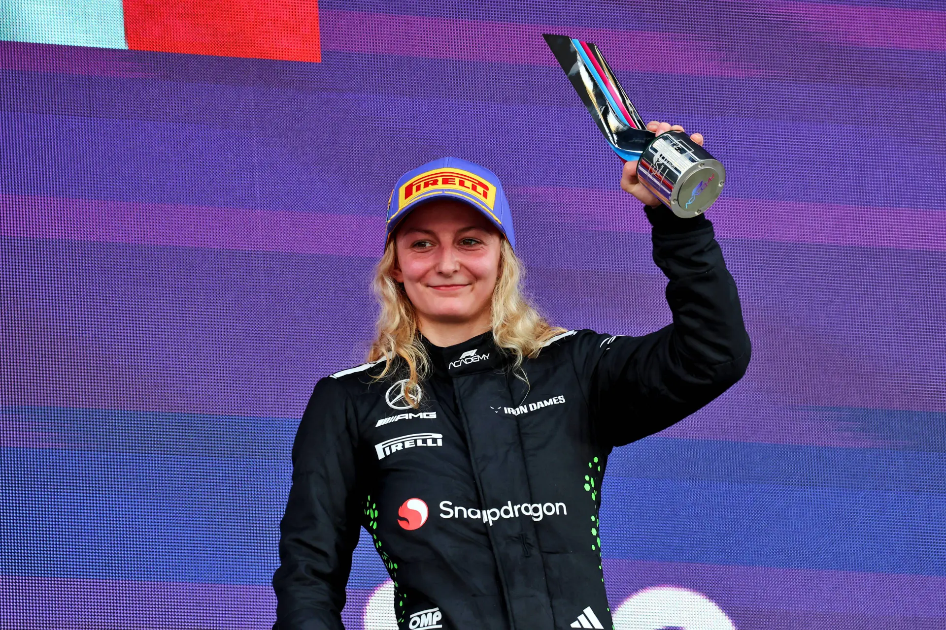 Vrouwelijke coureur lost Hamilton af in F1-bolide van Mercedes