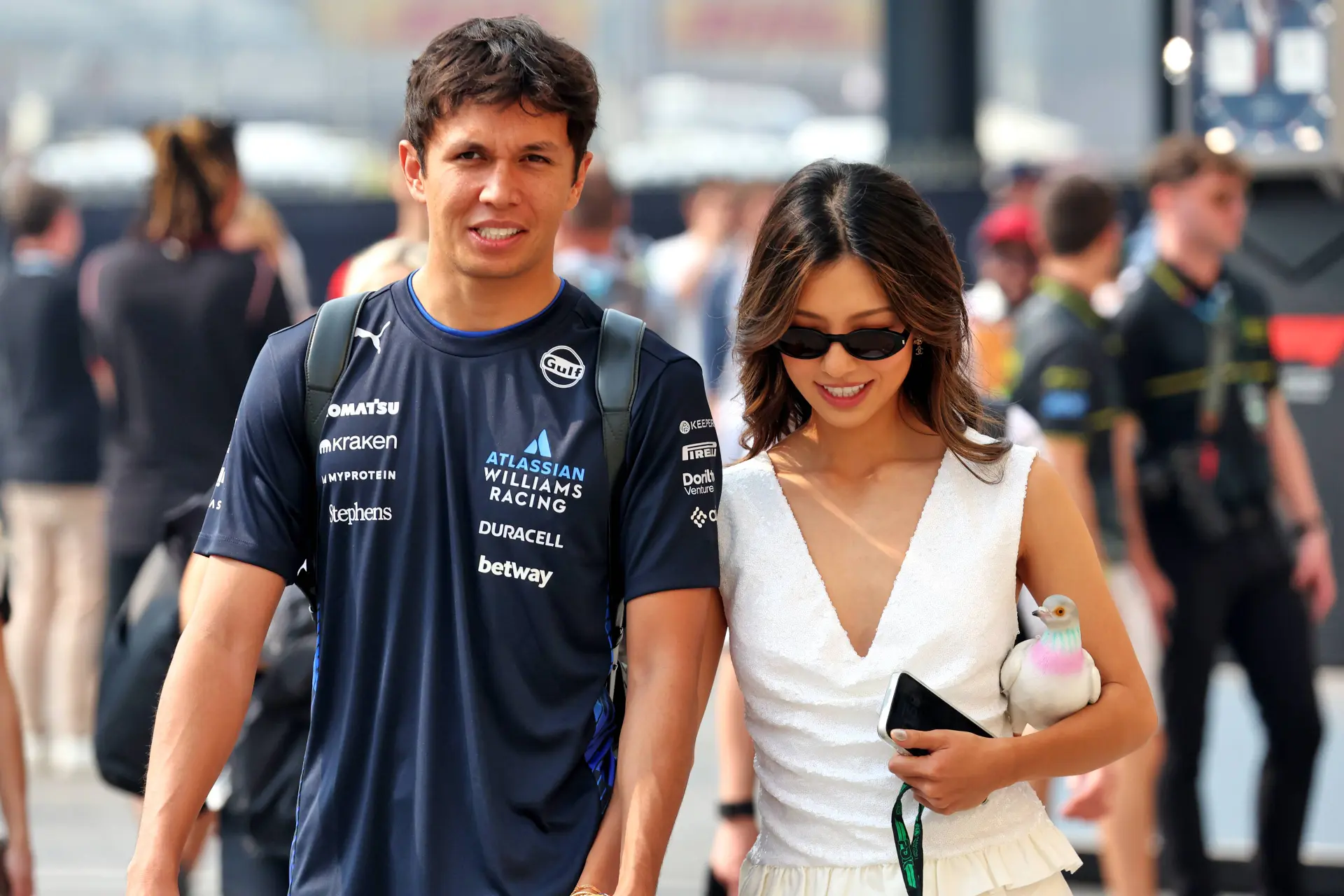 Albon en partner Lily Muni He zijn verloofd: Kelly Piquet feliciteert ze