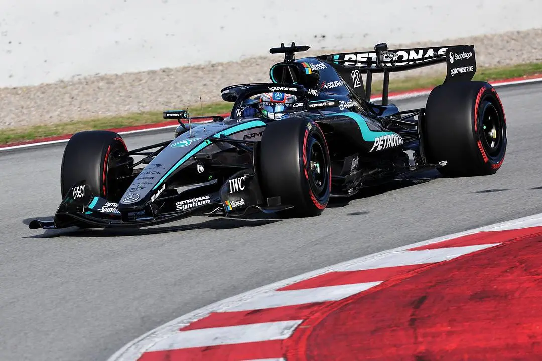 Mercedes gaat Red Bull achterna en laat geluid van nieuwe wagen horen