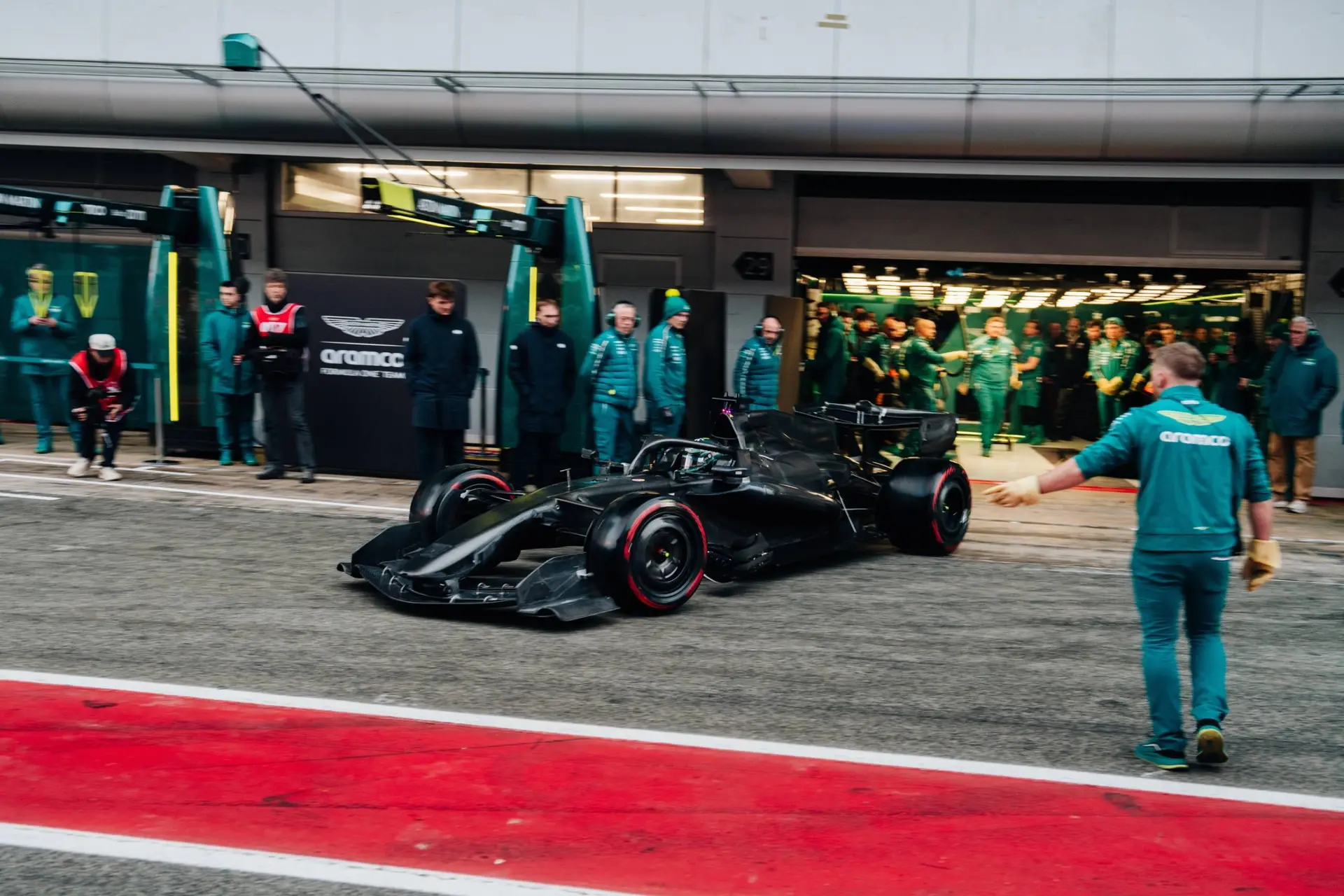 Aston Martin finally on track: this is the reason for the late start to the test