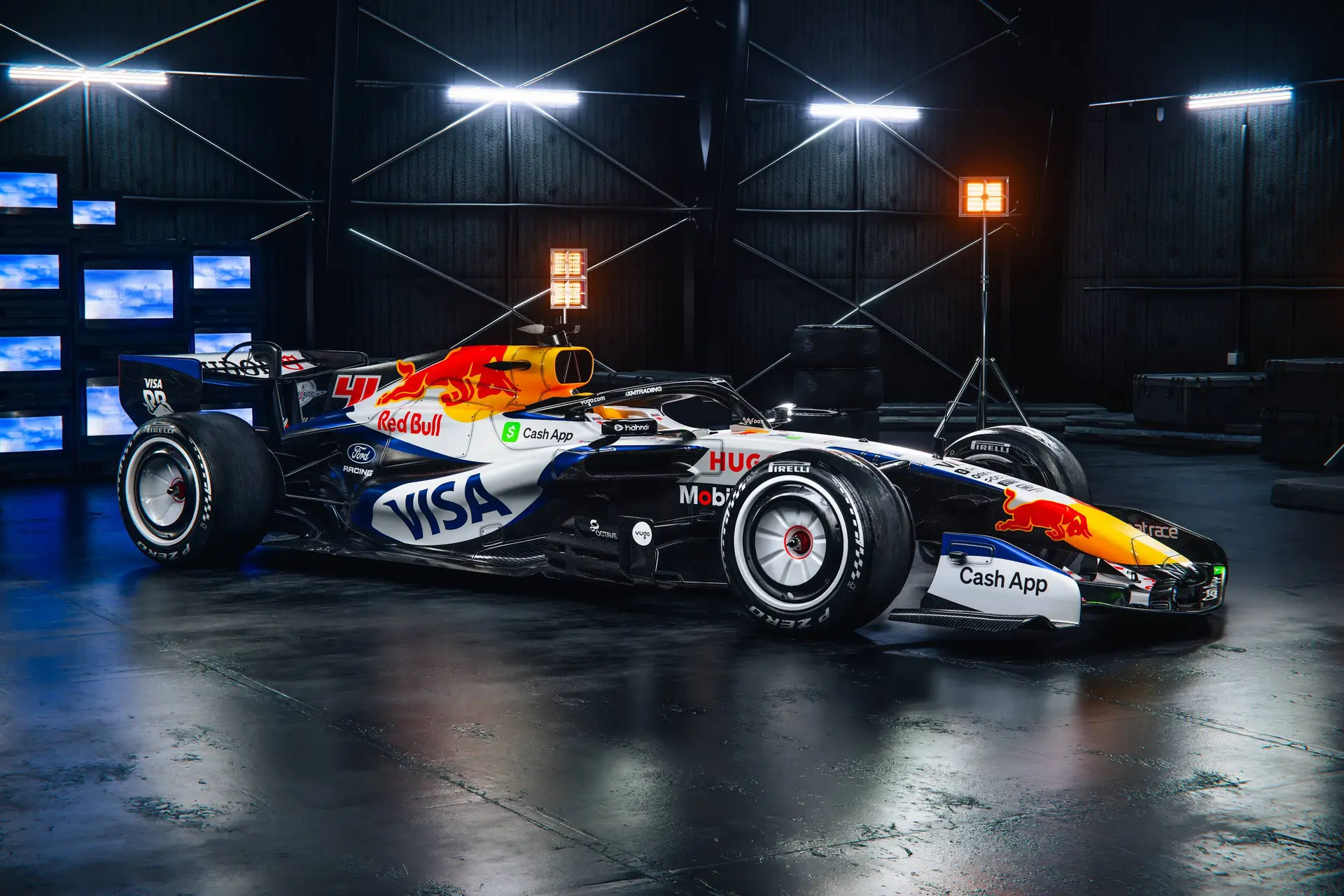 De eerste geluiden van de Red Bull Ford-motor op de baan!