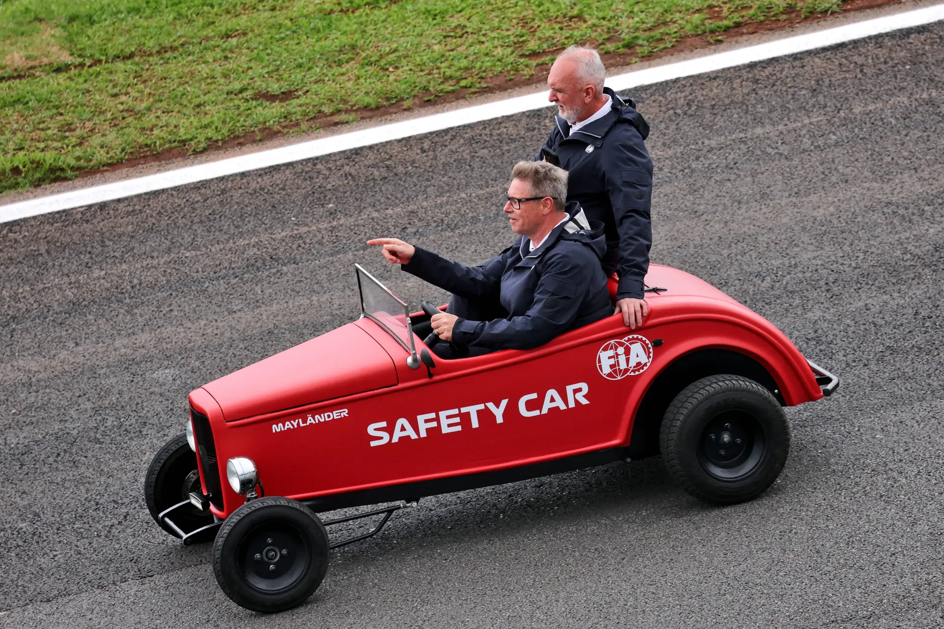 Aston Martin stopt ermee, alleen Mercedes met safety car in de Formule 1