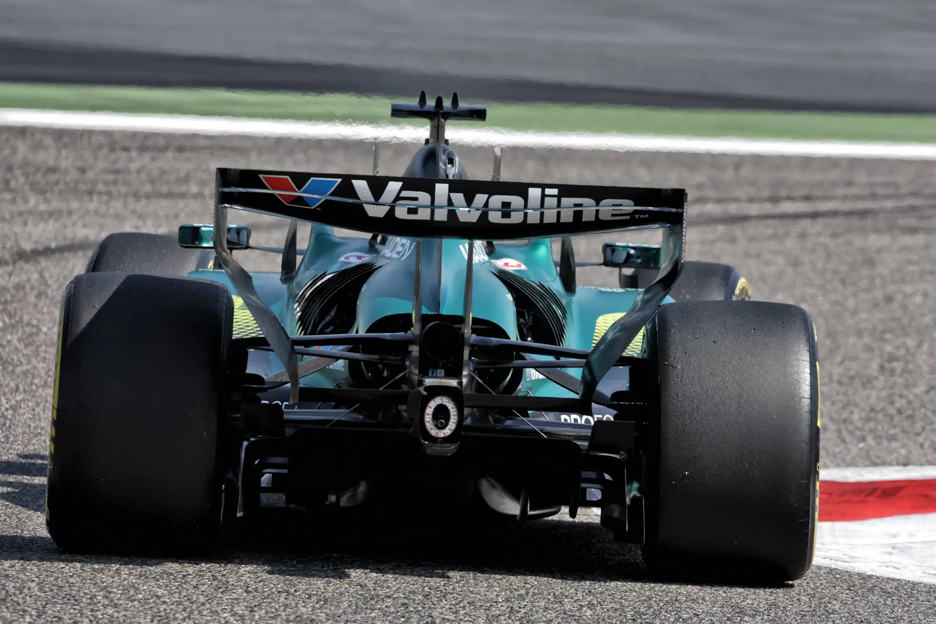 Lance Stroll im AMR26 in Bahrain – Foto: Race Pictures