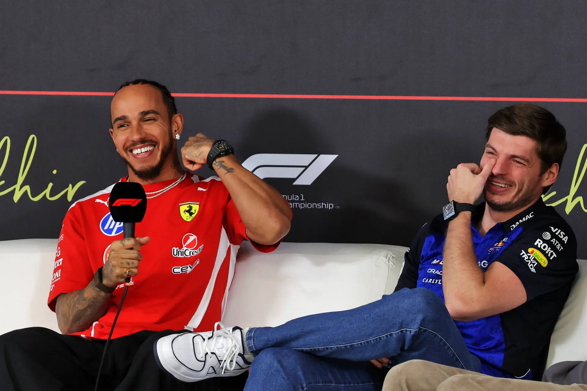 Hamilton bekent Whatsapp-berichtjes van Verstappen doorgaans te negeren