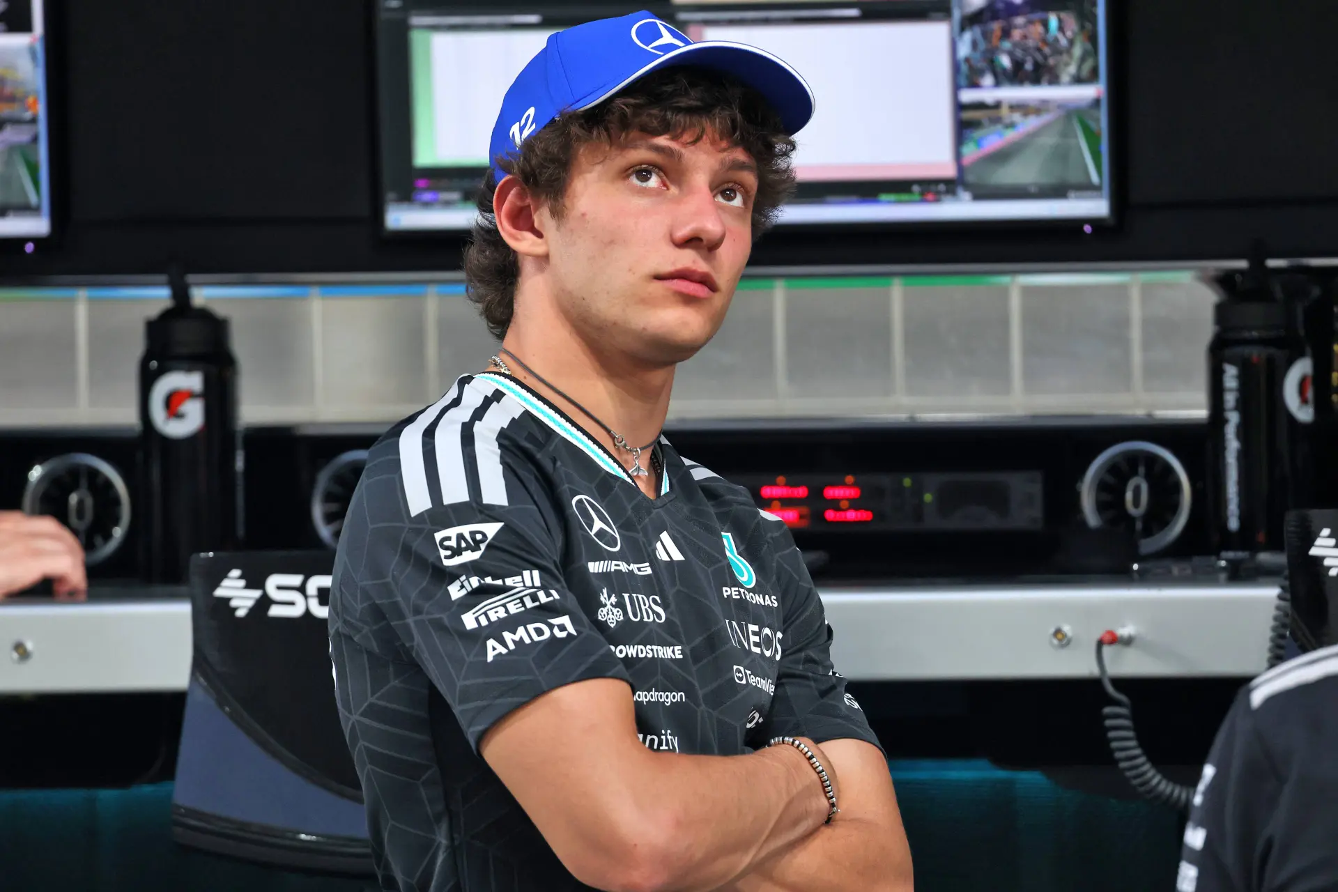 Antonelli barst in tranen uit na eerste F1-overwinning ooit