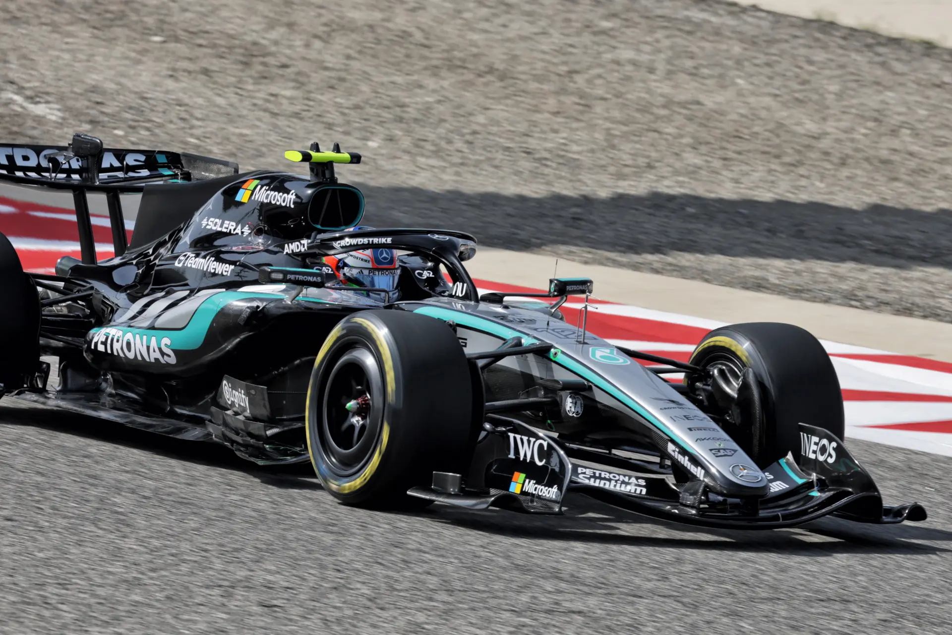Mercedes dominates the timesheet on final day, Hamilton causes red flag