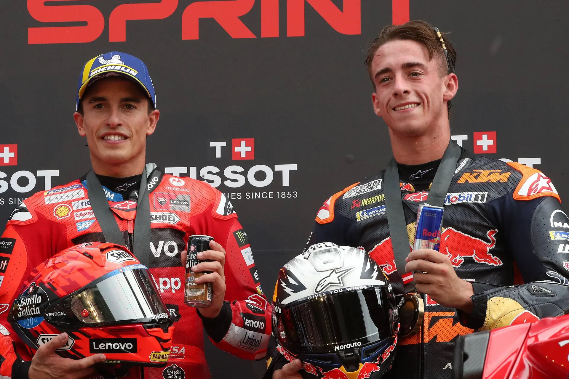 Marquez moet zege inleveren na incident met Acosta, Bezecchi gooit het weg