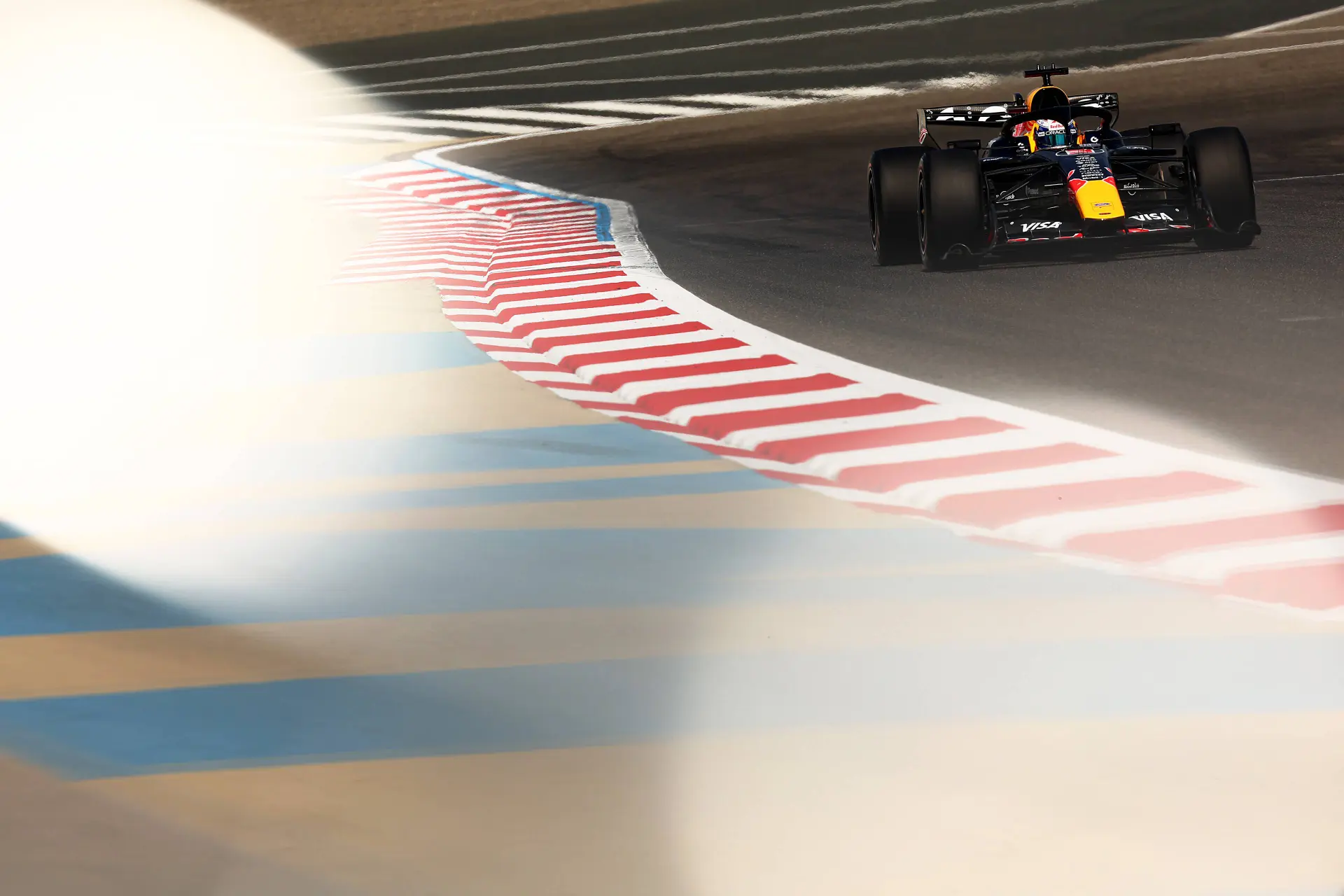F1 LIVE | Opsteker voor Red Bull na grote problemen Hadjar