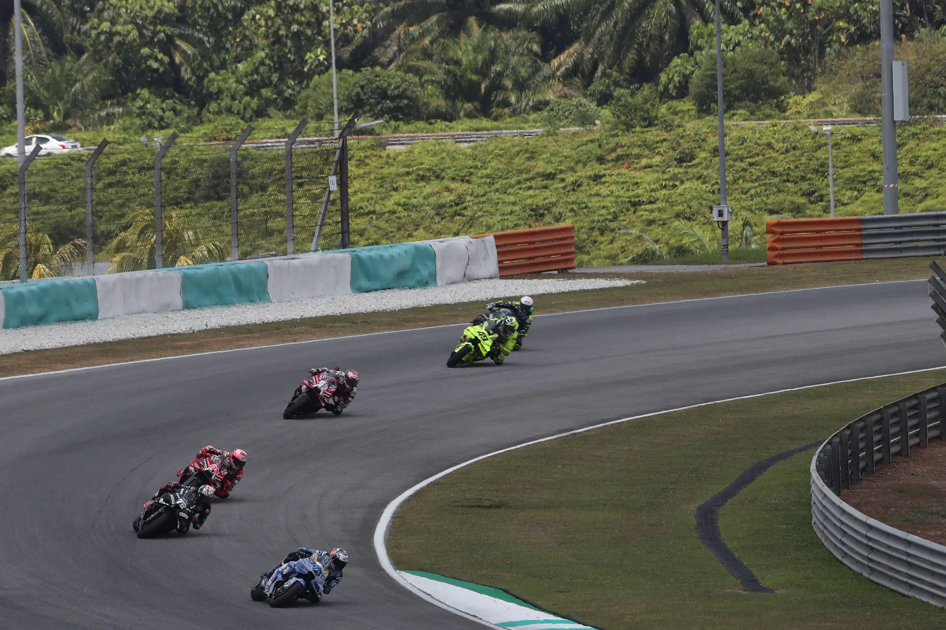 Bagnaia loopt Q2 mis, Marquez achter Bezzecchi in lastige MotoGP-training Thailand