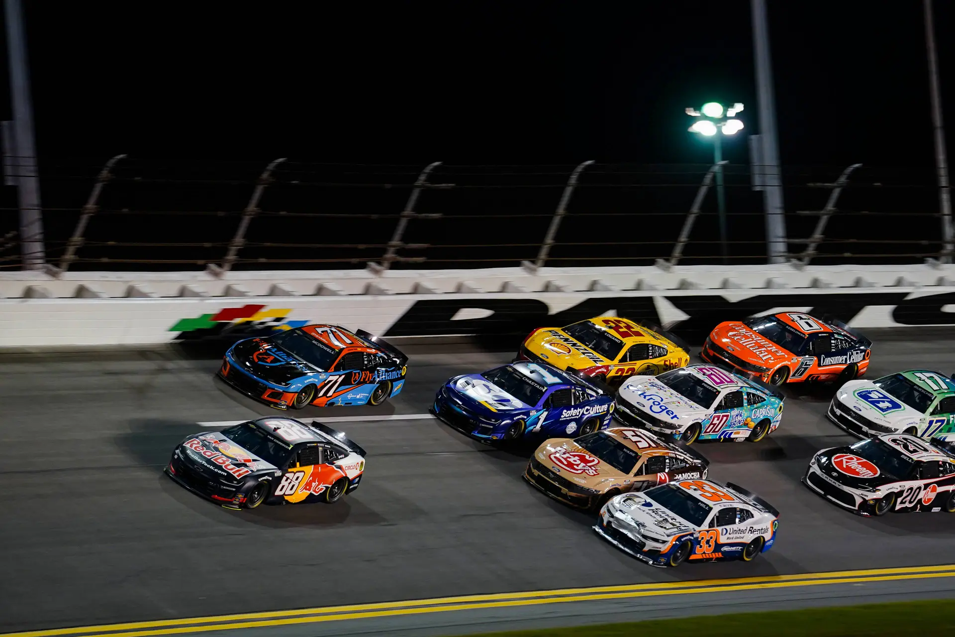 Absurde crash in NASCAR veegt bijna complete startveld weg