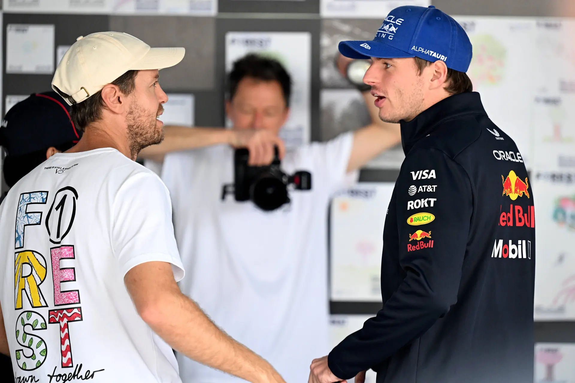 Vettel schaart zich achter Verstappen en waarschuwt voor dramatische gevolgen