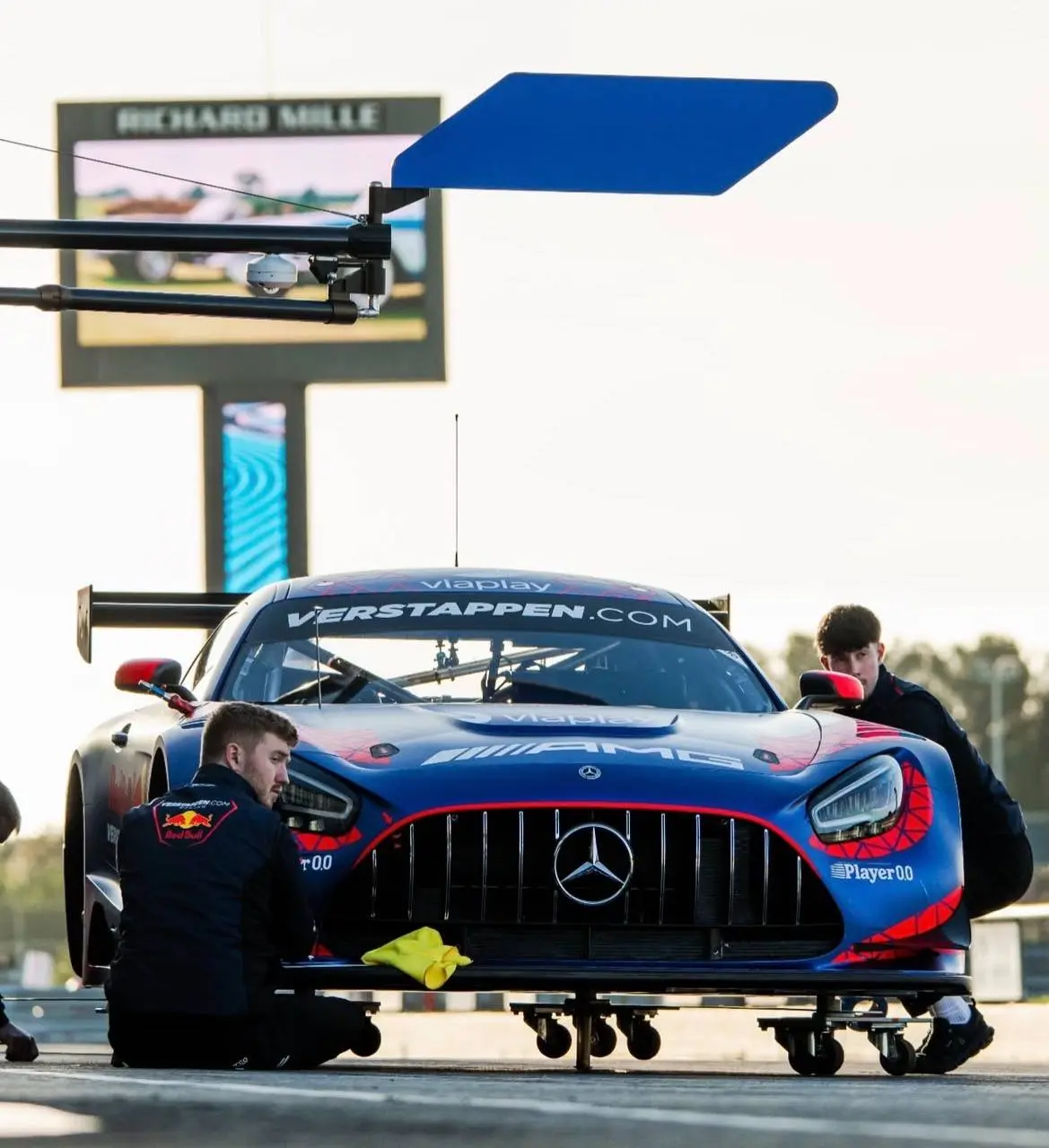 Verstappen lacht in prachtig onderonsje: 'Zo'n klapper overkomt mij vast ook nog wel'