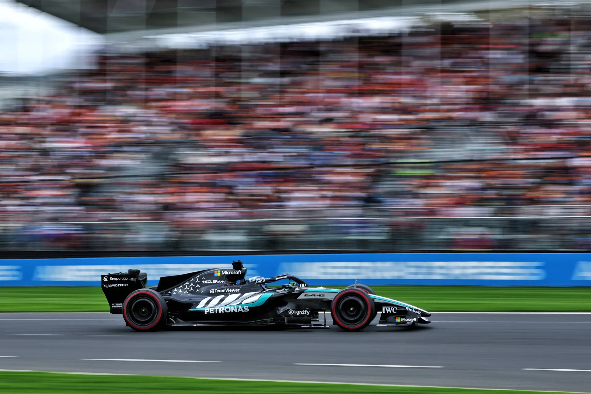 Volledige uitslag | Oppermachtige Russell verpulvert concurrentie, crash Verstappen